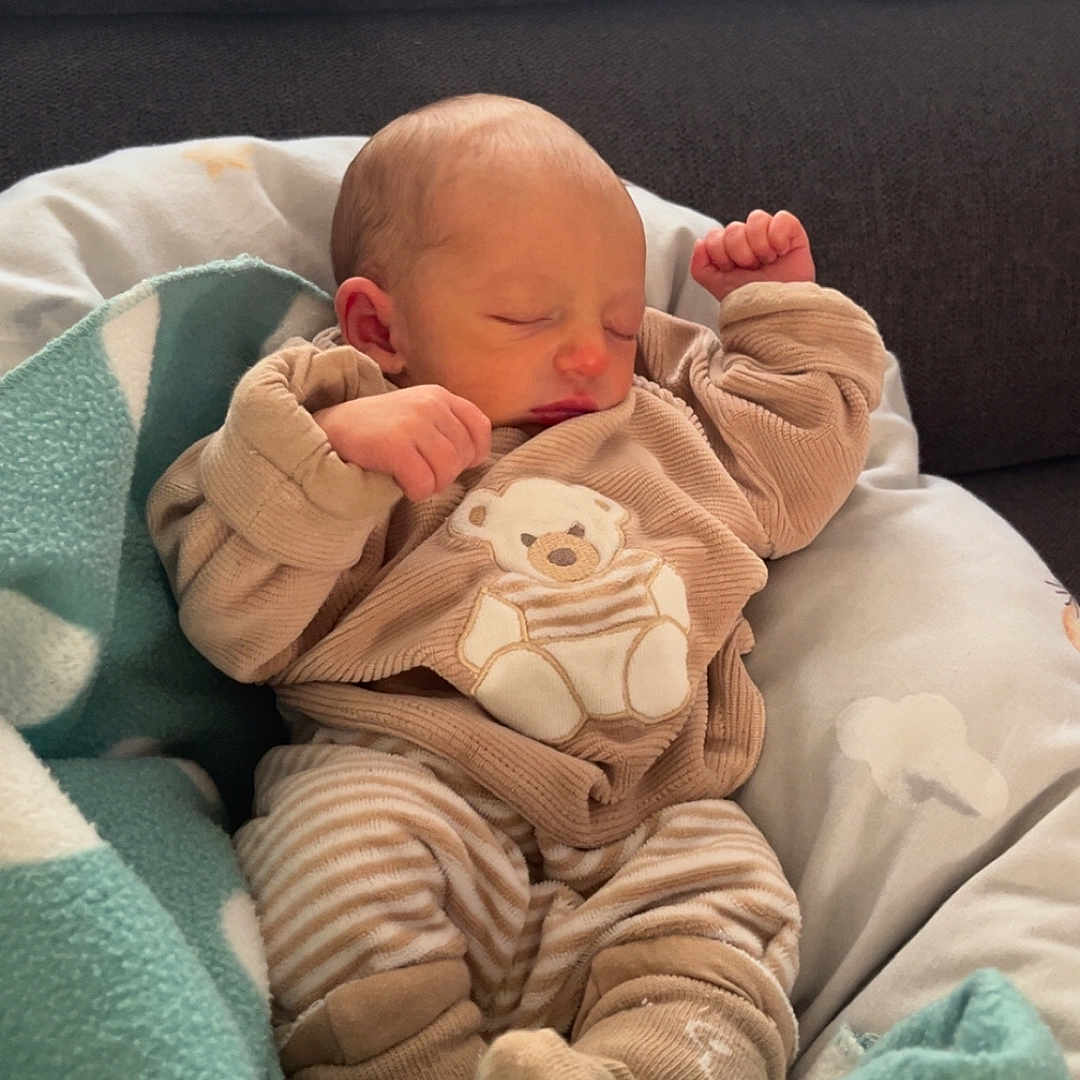 Elyo a rejoint le concours — aidez-le/la à gagner de superbes lots ! newborn, baby, sleeping, blanket, couch, teddy_bear, clothing, infant, cozy, soft, polka_dot, striped_pants, socks, peaceful, indoor, portrait, cute, resting, child, homedecor