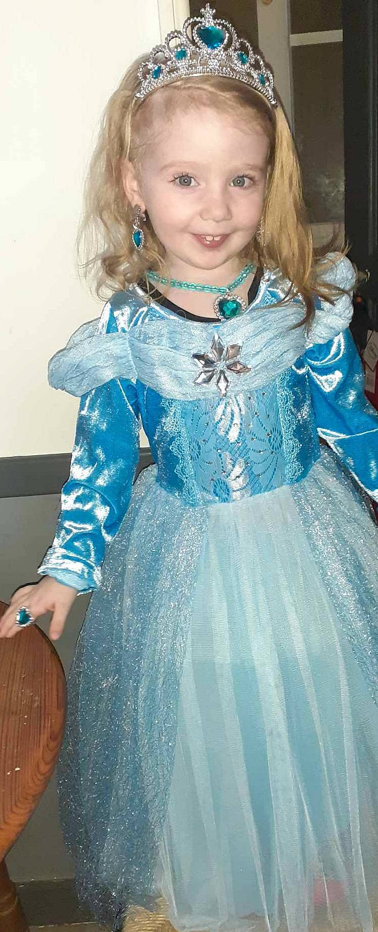 Madyson participe au concours pour gagner de l'argent avec cette photo : bow_tie, cool, day_dress, dress, electric_blue, embellishment, facial_expression, fashion_design, formal_wear, fun, gown, happy, iris, joy, one_piece_garment, person, pink, shoulder, skin, sleeve