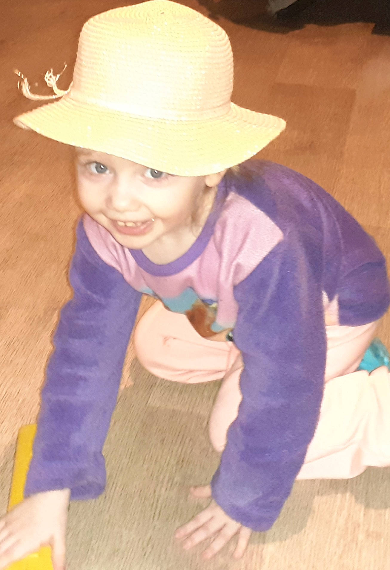 Madyson a rejoint le concours — aidez-le/la à gagner de superbes lots ! baby_toddler_clothing, cap, child, cowboy_hat, electric_blue, face, fashion_accessory, flooring, fun, happy, hardwood, hat, headgear, headwear, joy, person, sitting, sleeve, smile, sun_hat