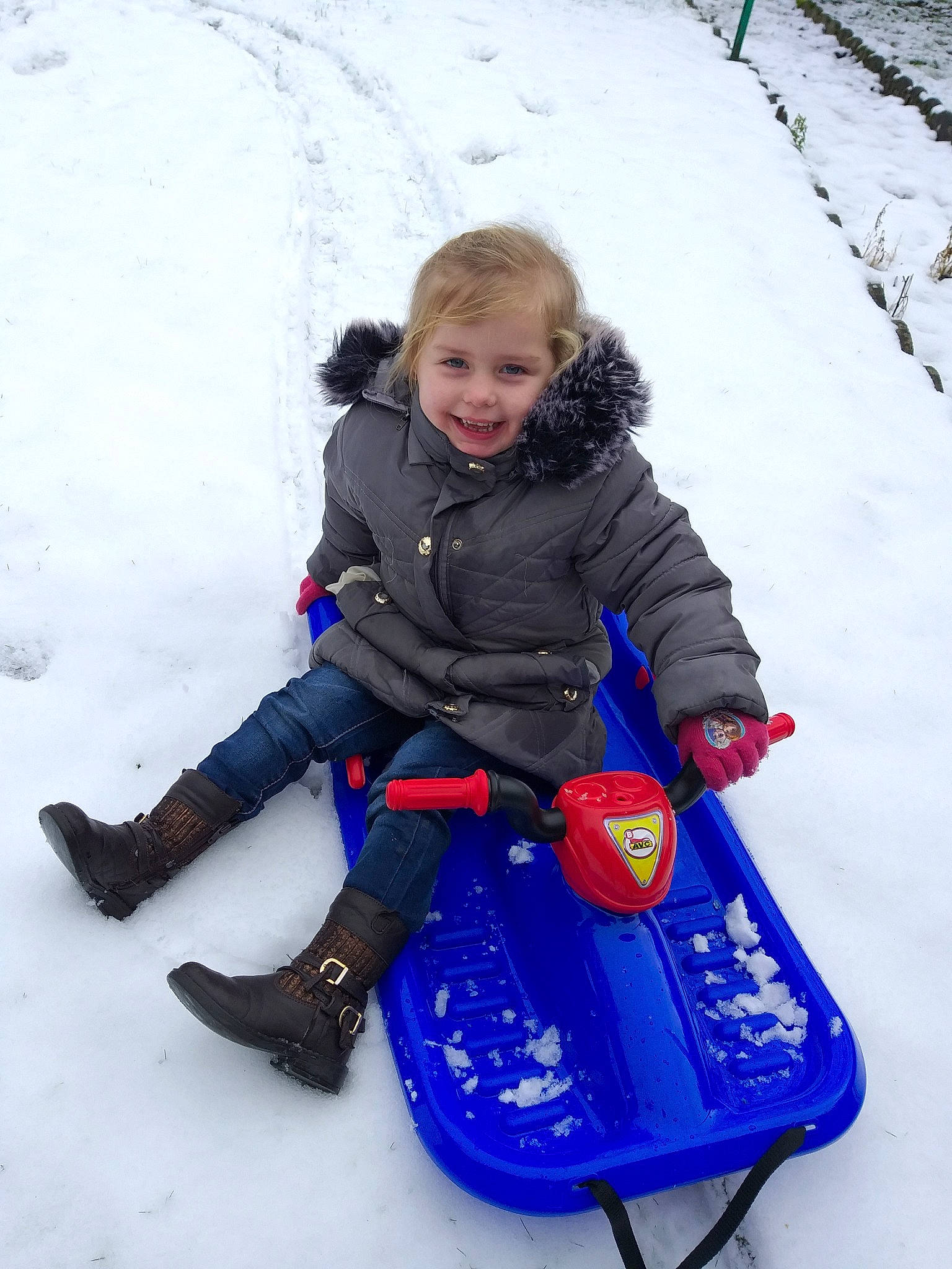 Clara a rejoint le concours — aidez-le/la à gagner de superbes lots ! child, fun, joy, person, play, playing_in_the_snow, recreation, sled, sledding, snow, toddler, vehicle, winter