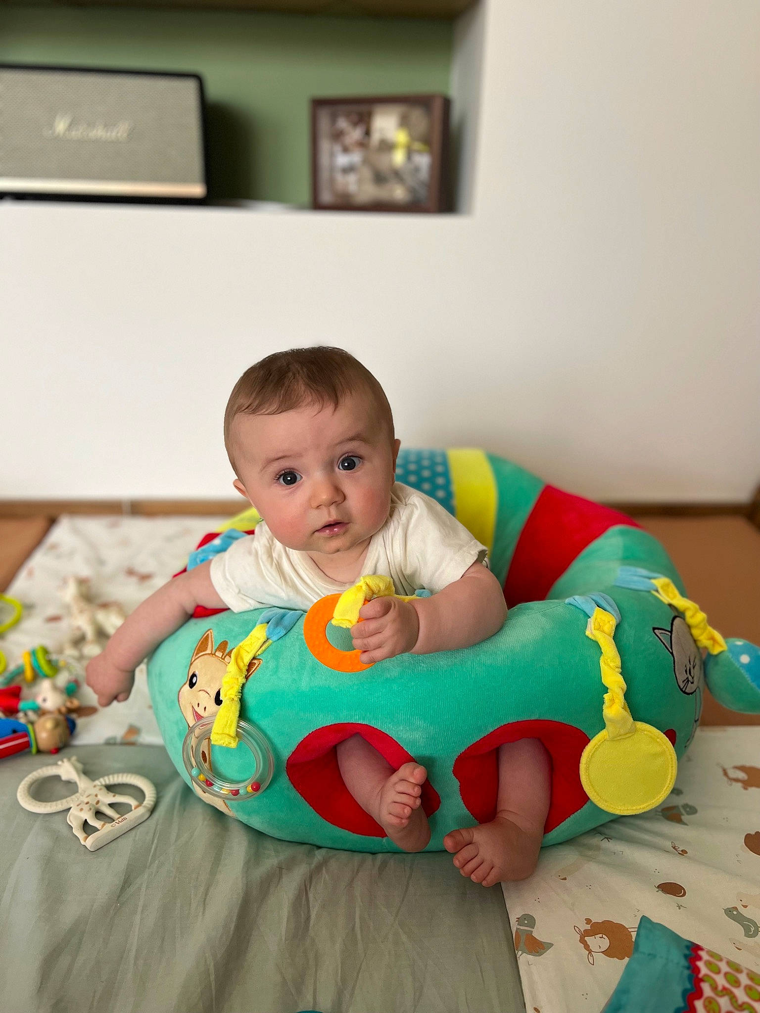 Pablo a rejoint le concours — aidez-le/la à gagner de superbes lots ! baby, baby_playing_with_toys, baby_products, baby_toddler_clothing, baby_toys, chair, child, comfort, flooring, fun, happy, holiday, leisure, person, picture_frame, room, sitting, sleeve, sock, t_shirt