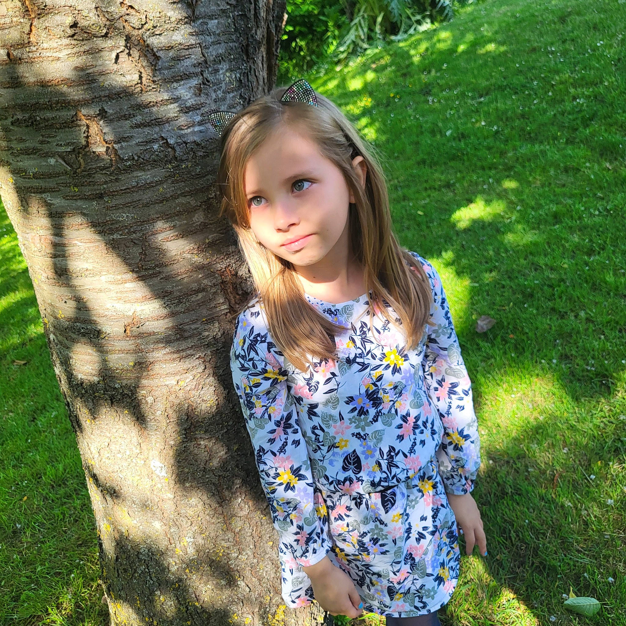 Inaya participe au concours pour gagner de l'argent avec cette photo : blond, brown_hair, child, day_dress, electric_blue, fun, grass, happy, leisure, long_hair, meadow, nature, pattern, people_in_nature, person, plant, smile, summer, sunlight, tree