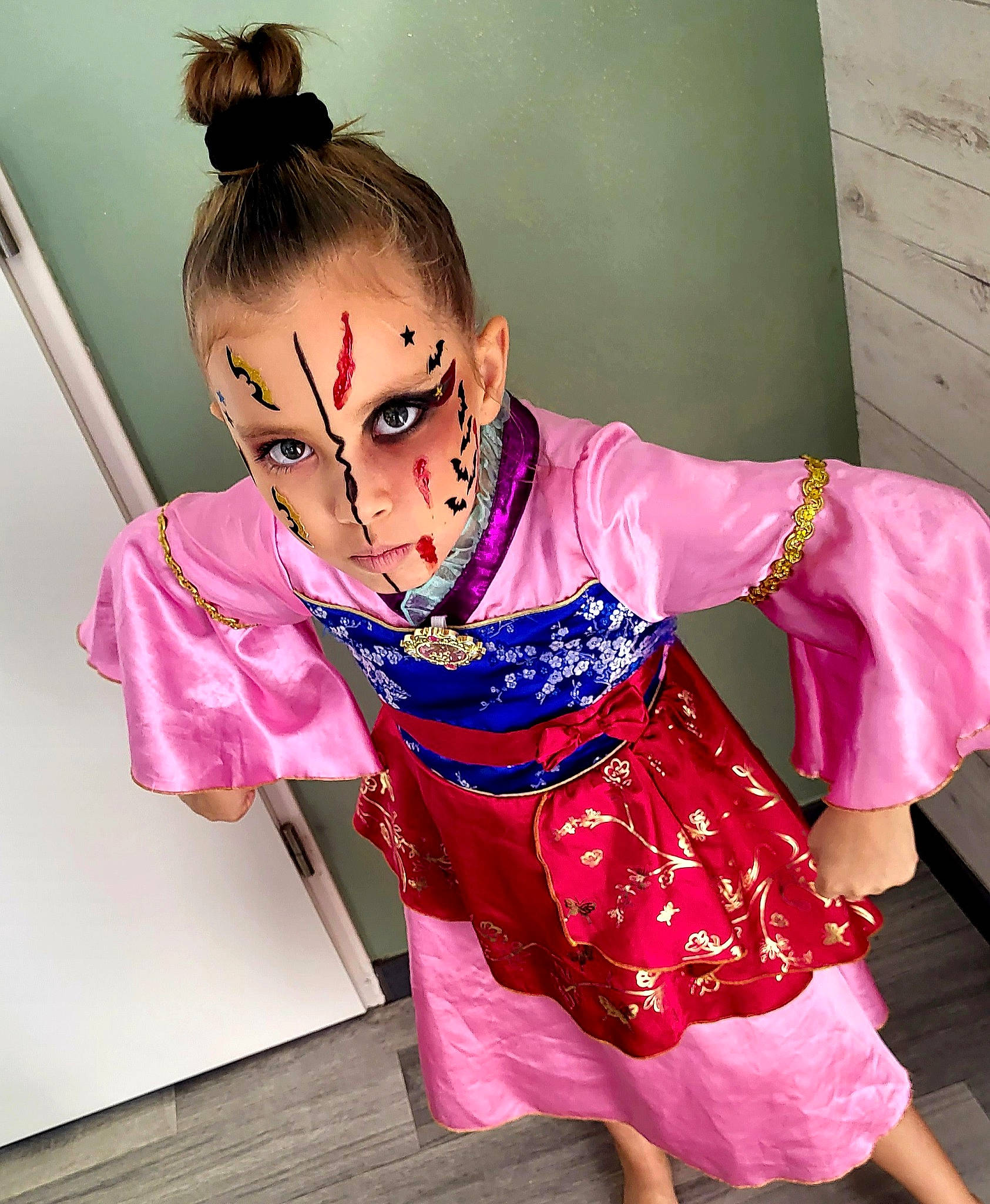 Inaya a rejoint le concours — aidez-le/la à gagner de superbes lots ! bun, child, costume, entertainment, event, eyelash, fashion_accessory, fashion_design, fun, headpiece, human_leg, lipstick, magenta, makeover, performing_arts, person, pink, purple, shoulder, sleeve