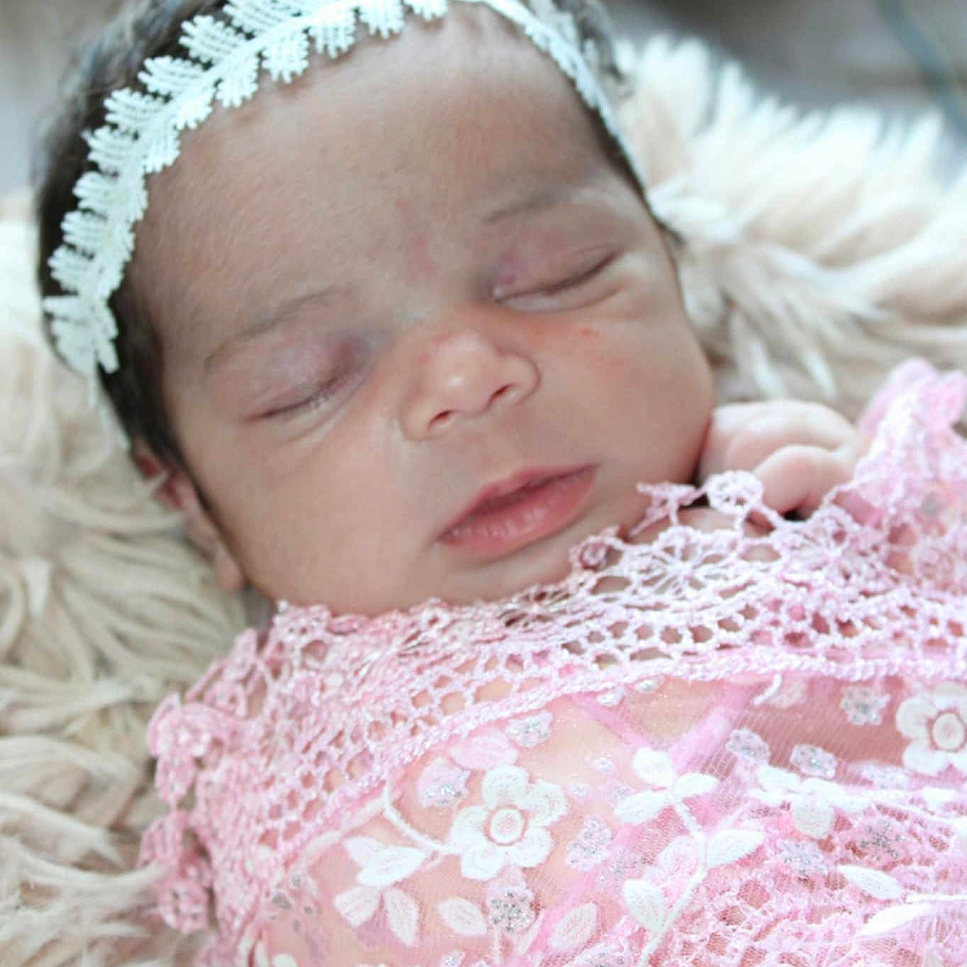 Giulia participe au concours pour gagner de l'argent avec cette photo : baby, blanket, child, closeup, cute, delicate, face, fluffy, headband, infant, lace, newborn, peaceful, pink, portrait, resting, sleep, sleeping, soft, young
