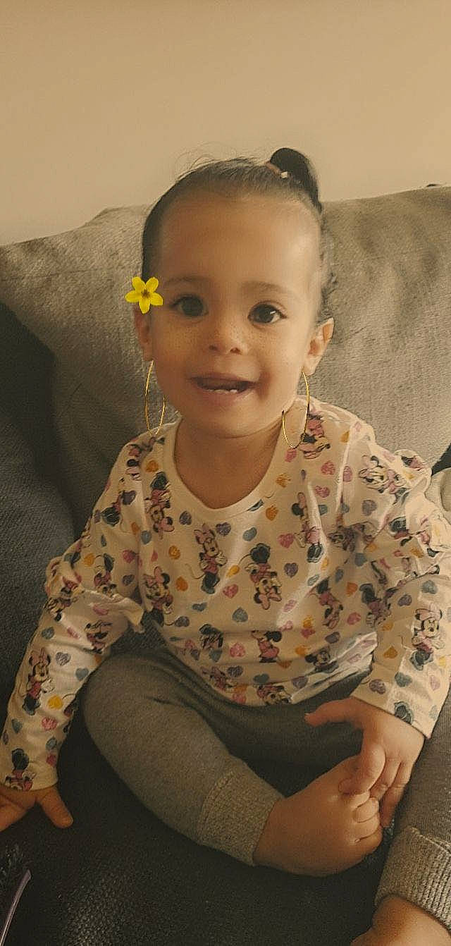 Kessy participe au concours pour gagner de l'argent avec cette photo : arm, baby_toddler_clothing, cheek, chin, dress, eye, face, facial_expression, hairstyle, head, human_body, iris, joy, lip, mouth, neck, nose, person, shoulder, skin