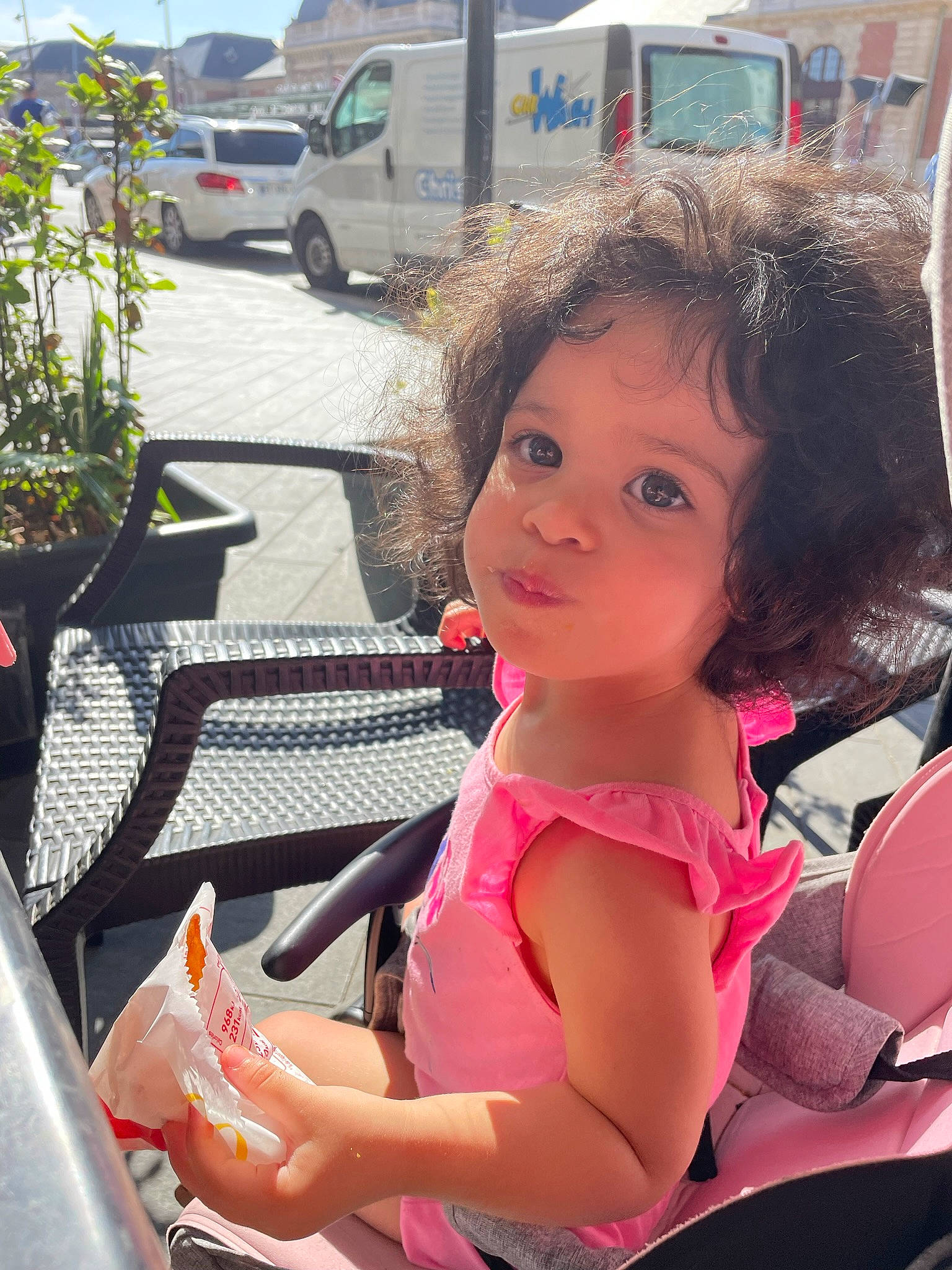 Kessy a rejoint le concours — aidez-le/la à gagner de superbes lots ! auto_part, automotive_design, automotive_exterior, automotive_tire, automotive_wheel_system, fun, hairstyle, human_leg, leisure, motor_vehicle, person, recreation, steering_wheel, thigh, tire, toddler, truck, vehicle, vehicle_door, wheel