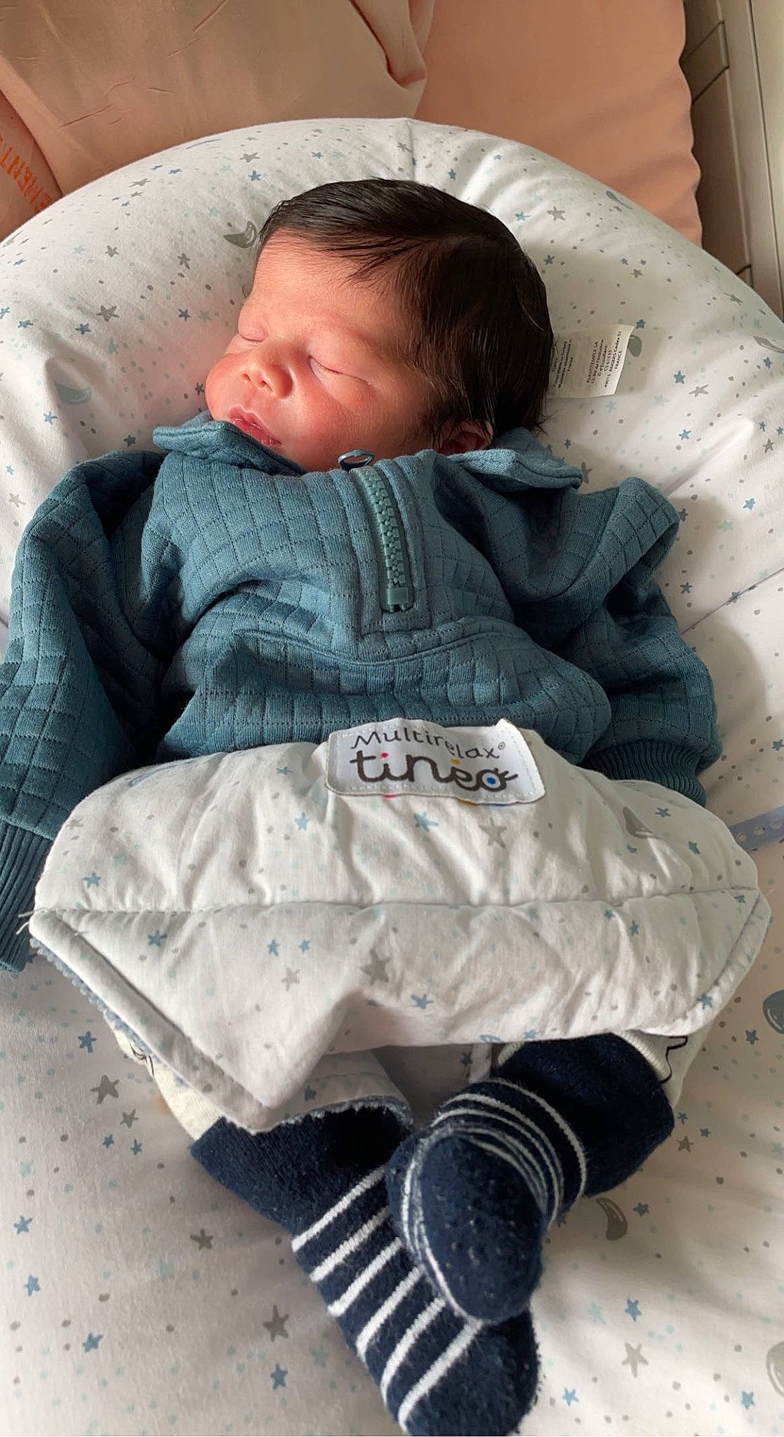 Lyssandro a rejoint le concours — aidez-le/la à gagner de superbes lots ! baby, baby_products, baby_safety, baby_sleeping, baby_toddler_clothing, cheek, child, comfort, linens, nap, person, room, sitting, sleep, sleeve, textile, toddler