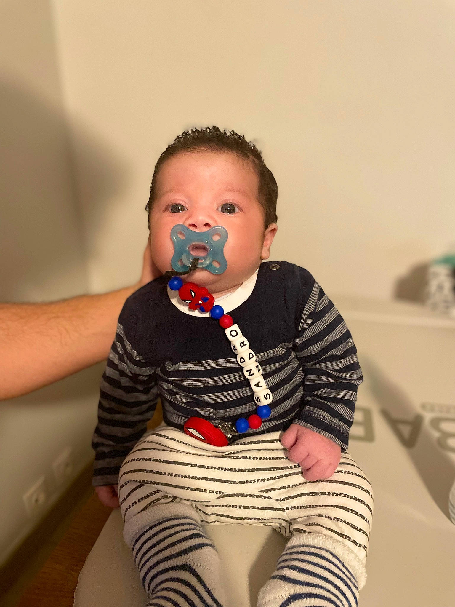 Lyssandro participe au concours pour gagner de l'argent avec cette photo : baby_toddler_clothing, cheek, elbow, eyelash, face, finger, flash_photography, happy, head, human_body, human_leg, knee, lip, neck, person, shoulder, sitting, sleeve, thigh, toddler