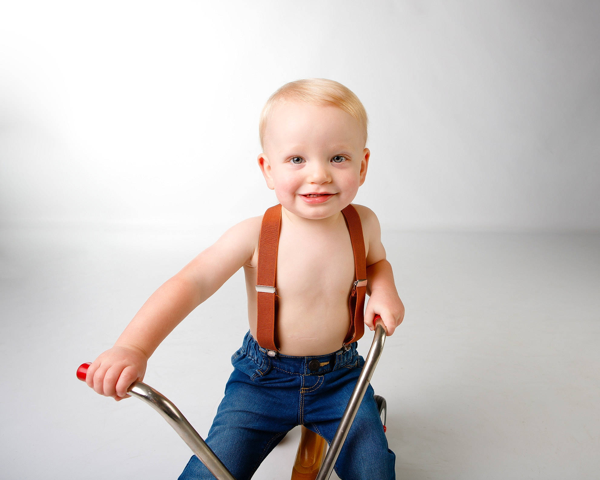 Bo is registered to the contest to win money with this photo: abdomen, baby, baby_toddler_clothing, cheek, chest, child, denim, elbow, finger, jeans, joint, joy, musical_instrument_accessory, person, shoulder, sitting, skin, standing, stomach, thumb
