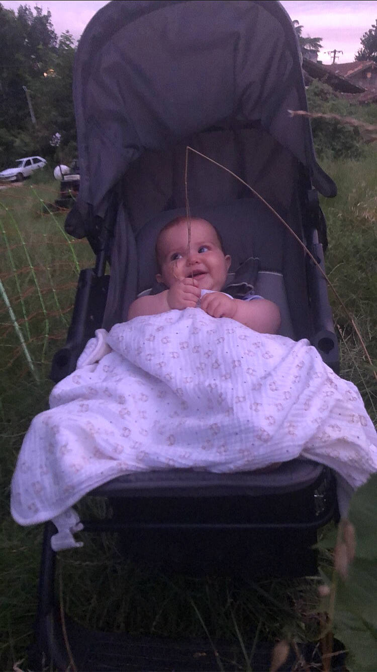 Ruby participe au concours pour gagner de l'argent avec cette photo : baby, baby_carriage, baby_products, child, comfort, event, fun, grass, lap, lawn, leaf, leisure, person, plant, purple, recreation, sitting, smile, tent, toddler