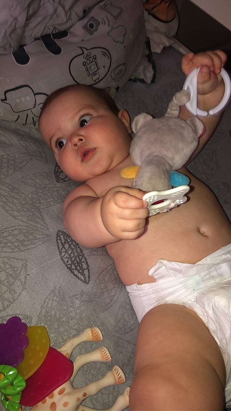 Ruby a rejoint le concours — aidez-le/la à gagner de superbes lots ! abdomen, baby, barechested, chest, finger, fun, human_body, joint, knee, leg, mouth, muscle, nail, orange, person, shorts, skin, stomach, thigh, thumb