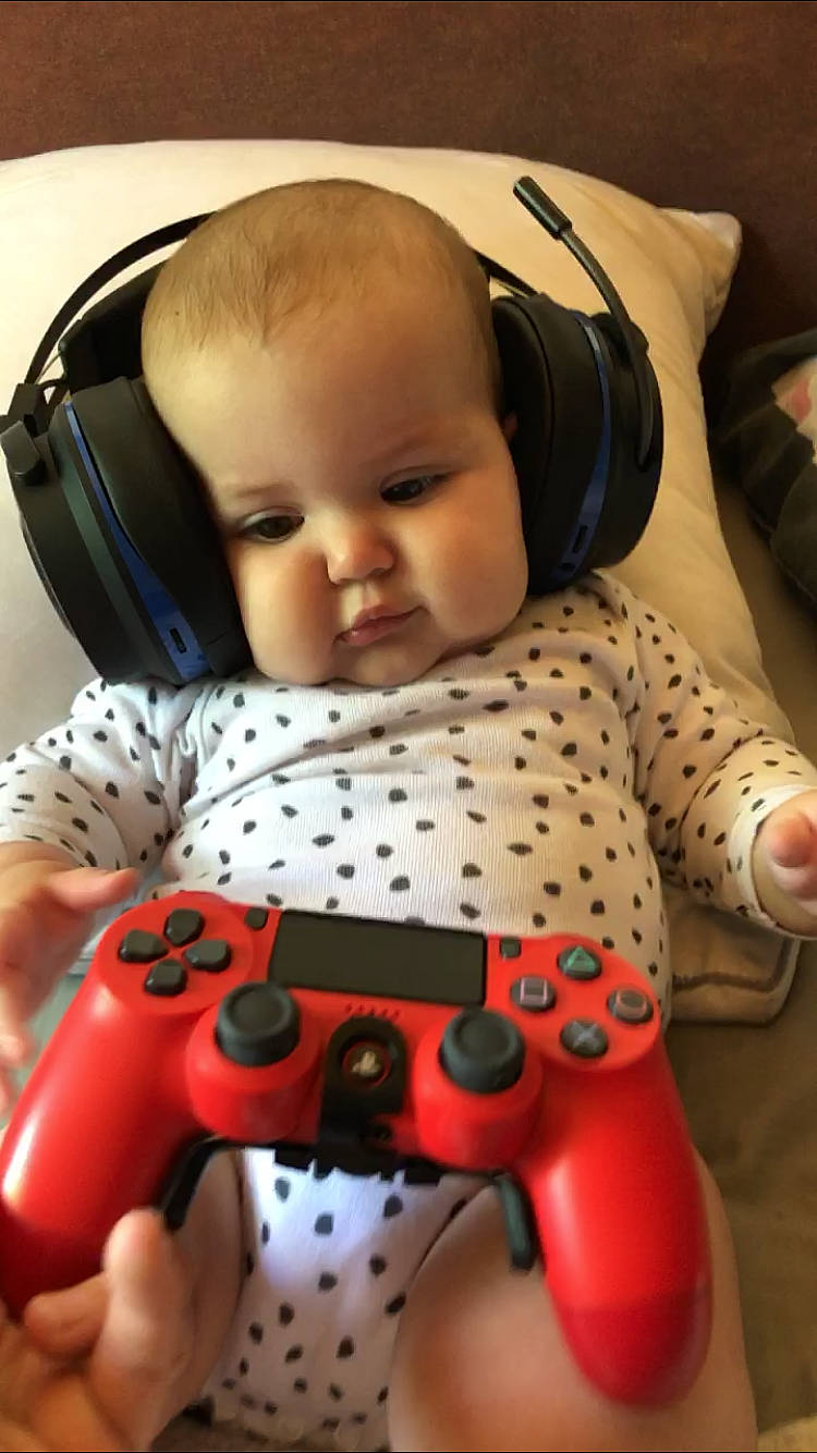 Ruby a rejoint le concours — aidez-le/la à gagner de superbes lots ! audio_equipment, baby, baby_carriage, baby_toddler_clothing, cheek, comfort, cool, eye, eyelash, facial_expression, gadget, head, hearing, input_device, iris, peripheral, person, skin, technology, toddler