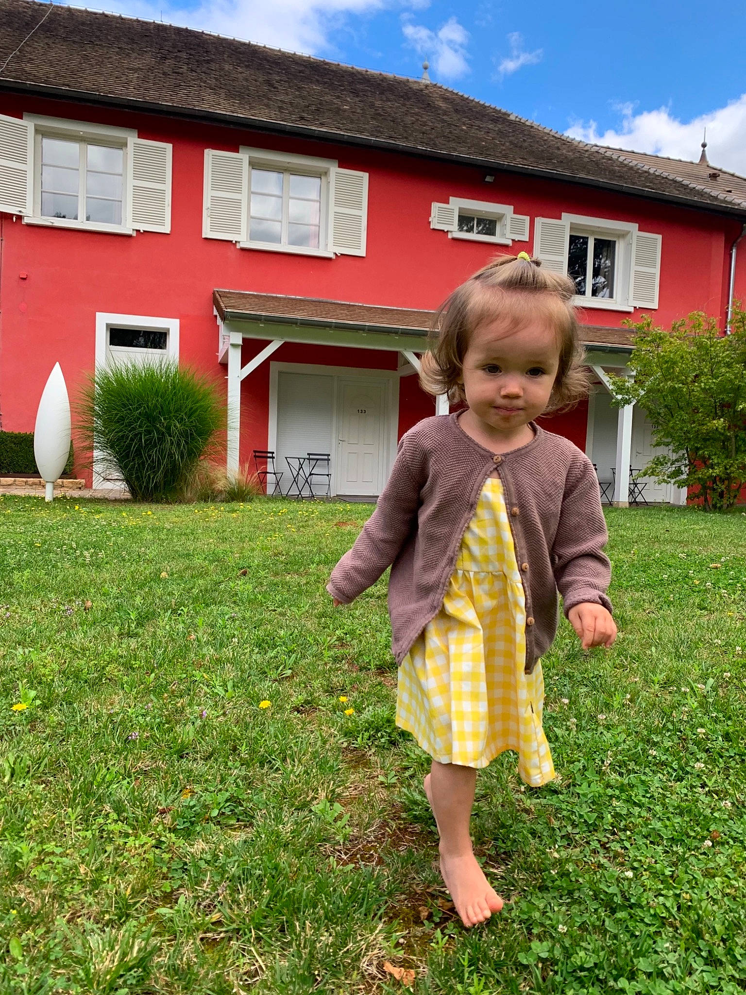 Dayana participe au concours pour gagner de l'argent avec cette photo : baby_toddler_clothing, building, cloud, cottage, fun, grass, grassland, happy, house, landscape, lawn, leisure, meadow, people_in_nature, person, plant, rural_area, sky, standing, toddler