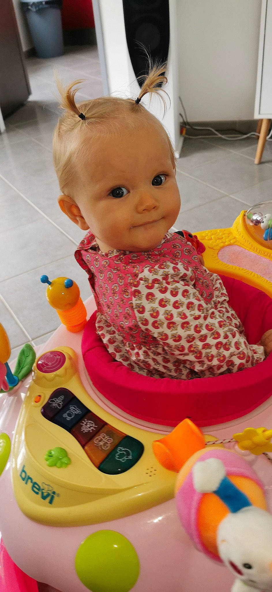 Myléna participe au concours pour gagner de l'argent avec cette photo : baby, baby_products, baby_toddler_clothing, baby_toys, bath_toy, cheek, child, fun, happy, person, pink, plastic, play, product, room, toddler, toy, yellow