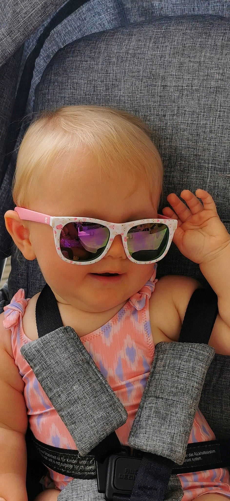 Myléna a rejoint le concours — aidez-le/la à gagner de superbes lots ! cheek, chin, ear, eye_glass_accessory, eyebrow, eyelash, eyewear, face, glasses, goggles, hair, head, lip, mouth, neck, nose, person, pink, skin, sunglasses