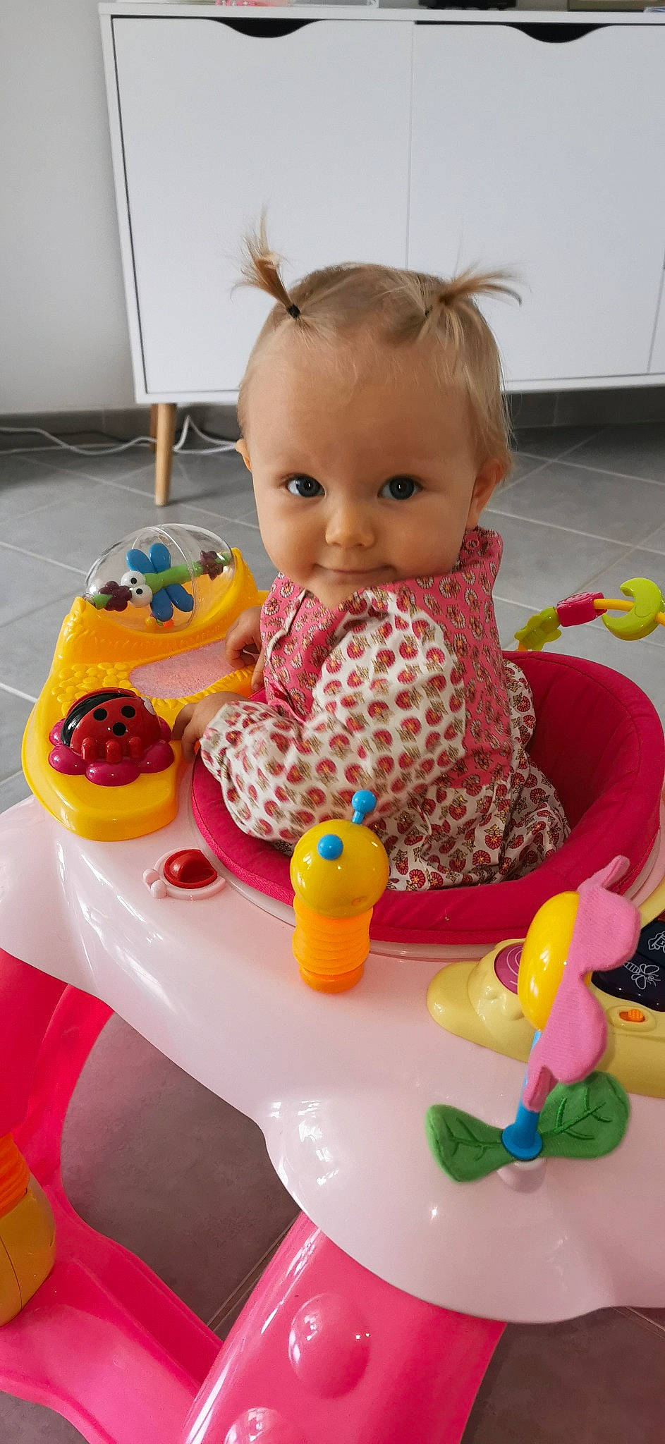 Myléna a rejoint le concours — aidez-le/la à gagner de superbes lots ! baby, baby_playing_with_toys, baby_products, baby_toddler_clothing, baby_toys, cheek, child, cup, dishware, drinkware, event, person, room, serveware, sitting, table, tableware, textile, toddler, toy