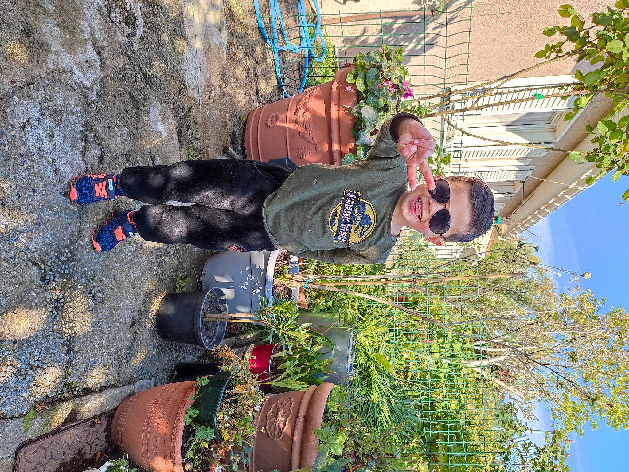 Cameron a rejoint le concours — aidez-le/la à gagner de superbes lots ! flower, fun, hat, joy, leisure, people_in_nature, person, plant, sky, smile, street_fashion, thigh, tree