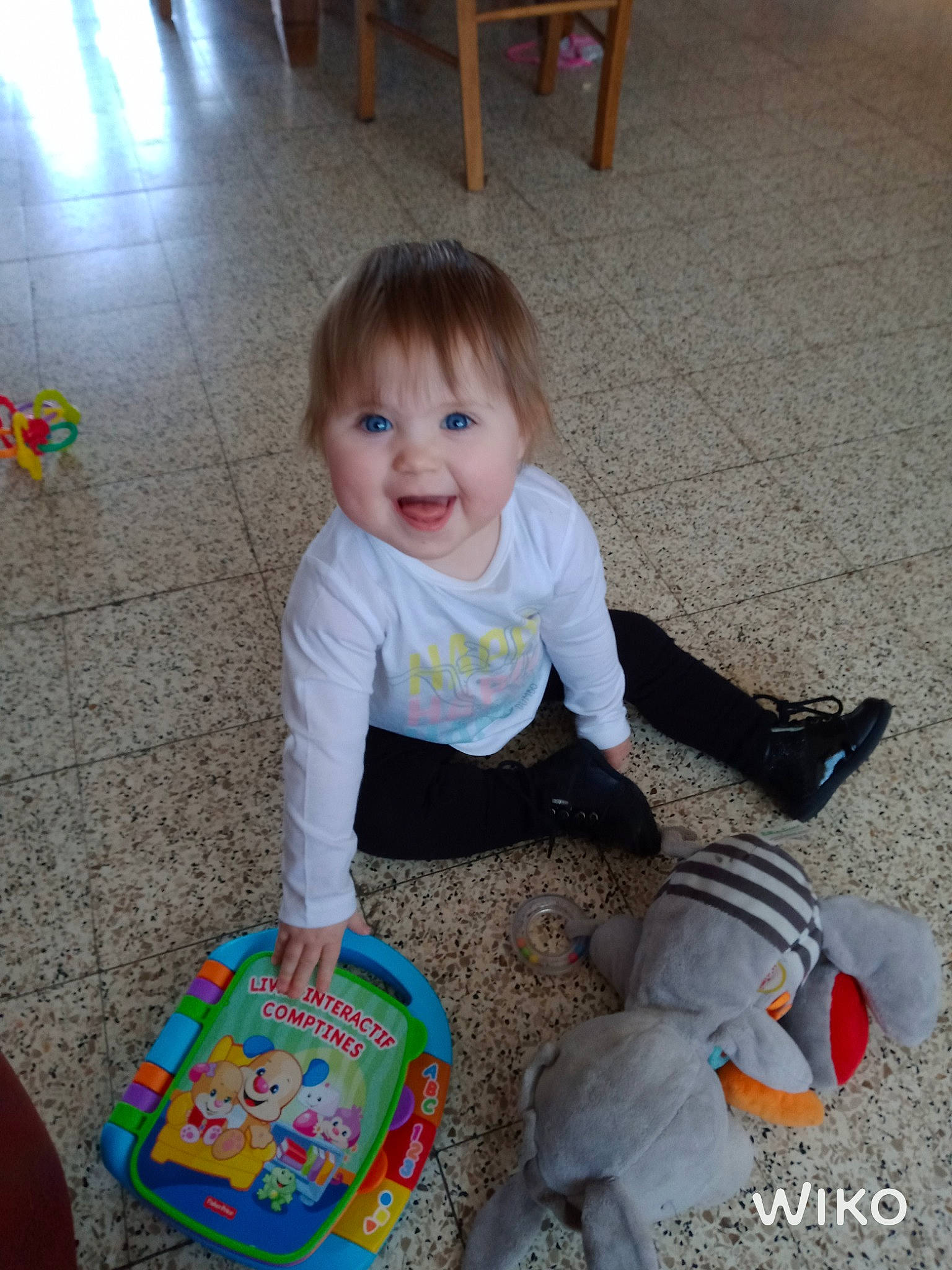 Louana a rejoint le concours — aidez-le/la à gagner de superbes lots ! baby, baby_toddler_clothing, chair, cheek, child, face, floor, flooring, fun, happy, person, photograph, play, product, sitting, skin, smile, sock, toddler, toy