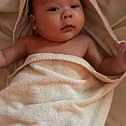 Giovanni a rejoint le concours — aidez-le/la à gagner de superbes lots ! baby, towel, hood, bed, blanket, child, infant, skin, face, arm, lying_down, soft_texture, cute, indoors, portrait, newborn, wrapped, resting, person, calm
