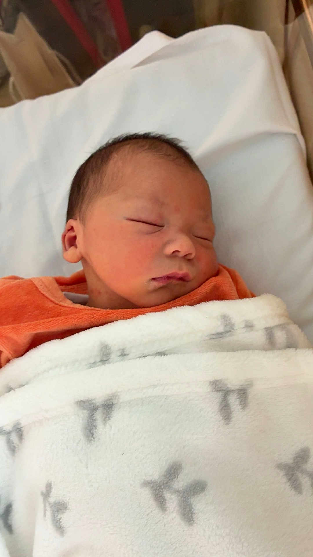 Giovanni a rejoint le concours — aidez-le/la à gagner de superbes lots ! newborn, baby, sleeping, blanket, orange_clothing, infant, face, peaceful, soft, indoors, child, portrait, rest, cute, wrapped, cozy, young, bed, head, skin