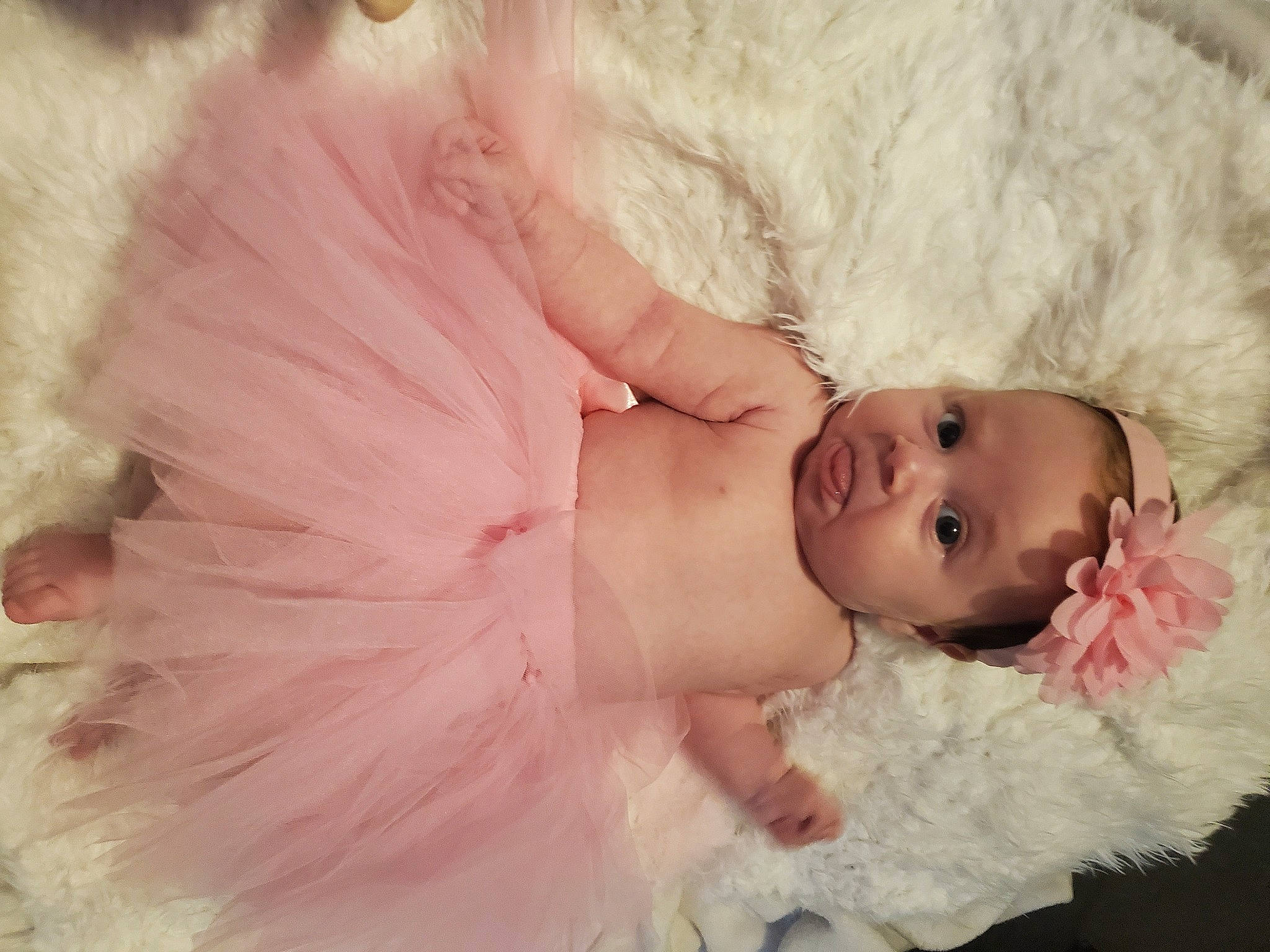 Eva a rejoint le concours — aidez-le/la à gagner de superbes lots ! baby, baby_sleeping, baby_toddler_clothing, bridal_accessory, comfort, embellishment, eye, fur, gesture, hair_accessory, happy, head, headband, headgear, headpiece, iris, peach, person, petal, pink