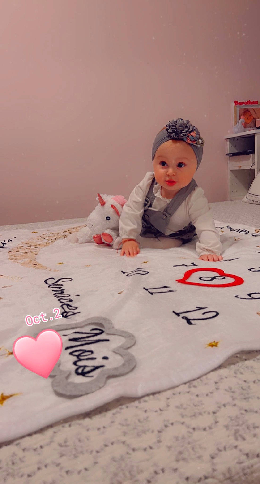Nicole a rejoint le concours — aidez-le/la à gagner de superbes lots ! art, baby, cake_decorating, carmine, child, event, fashion_design, flooring, font, fun, handwriting, icing, paper, pink, product, sitting, sugar_cake, sweetness, textile, toddler