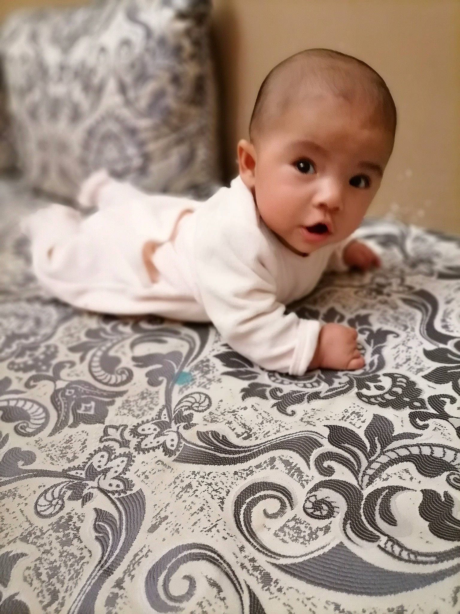 Maroua a rejoint le concours — aidez-le/la à gagner de superbes lots ! baby, baby_toddler_clothing, bedding, carpet, comfort, flash_photography, floor, flooring, grey, happy, head, linens, mammal, pattern, person, product, skin, sleeve, surprise, textile