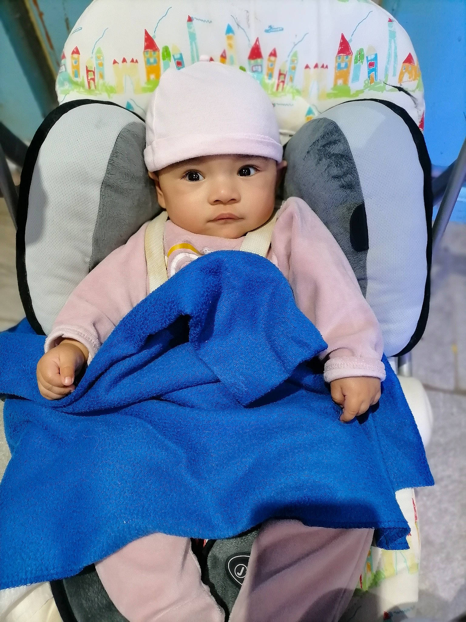 Maroua participe au concours pour gagner de l'argent avec cette photo : baby, baby_carriage, baby_products, baby_safety, baby_toddler_clothing, cap, chair, child, comfort, electric_blue, face, fashion_accessory, happy, headwear, knit_cap, leisure, linens, person, product, sitting