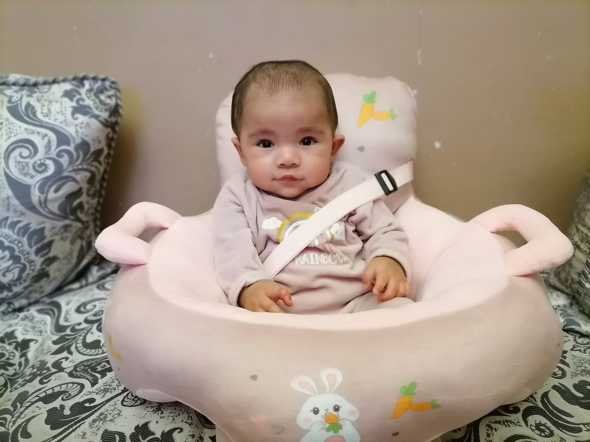 Maroua a rejoint le concours — aidez-le/la à gagner de superbes lots ! baby, baby_products, baby_toddler_clothing, baby_toys, bathing, bib, cheek, child, circle, comfort, dishware, fun, happy, person, porcelain, portrait_photography, serveware, sitting, smile, toddler