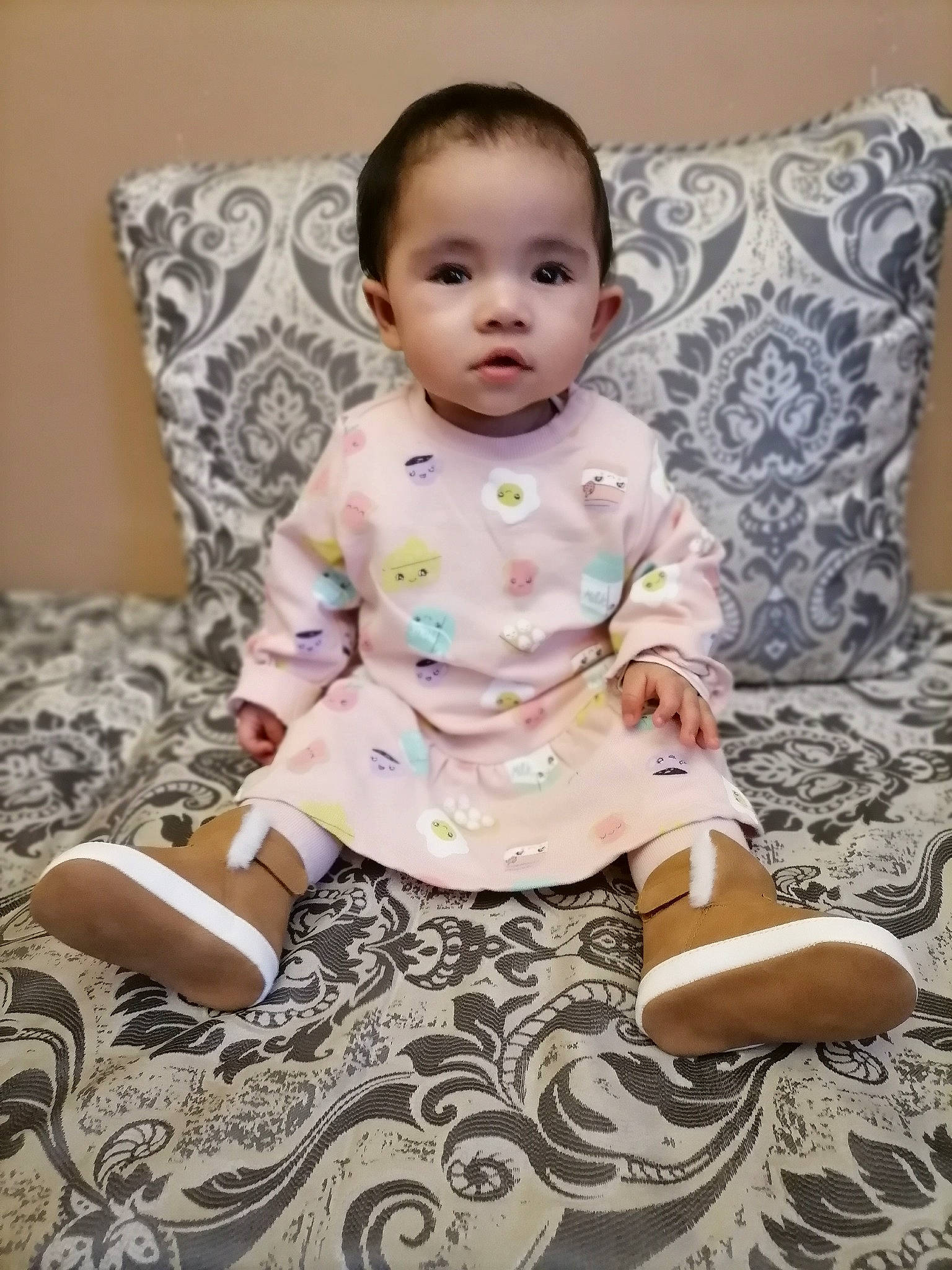 Maroua a rejoint le concours — aidez-le/la à gagner de superbes lots ! baby, baby_toddler_clothing, cheek, child, comfort, face, flooring, fun, grass, happy, human_leg, iris, pattern, person, portrait_photography, purple, sitting, sleeve, smile, textile