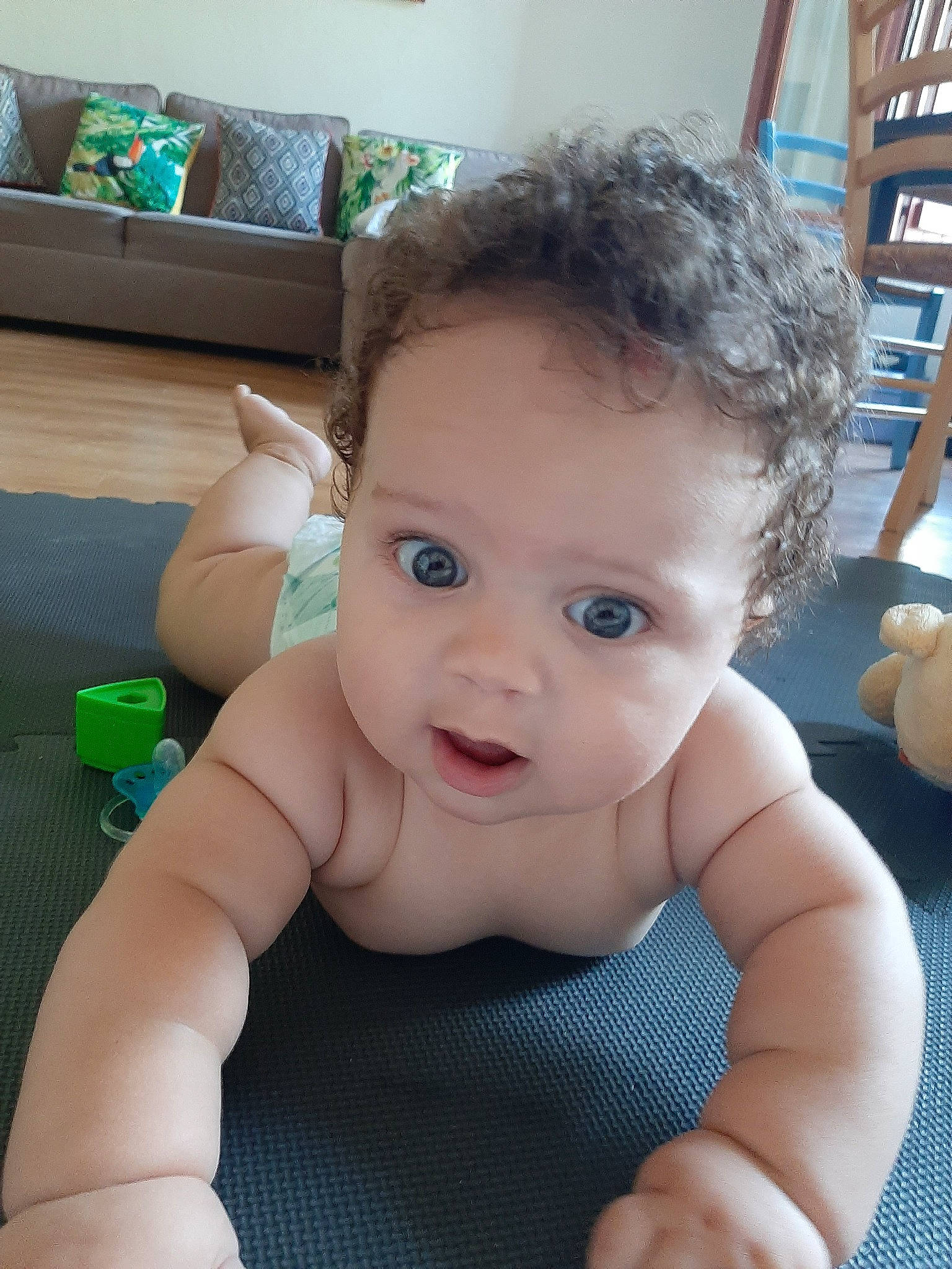 Warren participe au concours pour gagner de l'argent avec cette photo : arm, baby, cheek, chest, child, face, finger, hand, head, mouth, nose, person, skin, smile, surprise, thumb, toddler, toy
