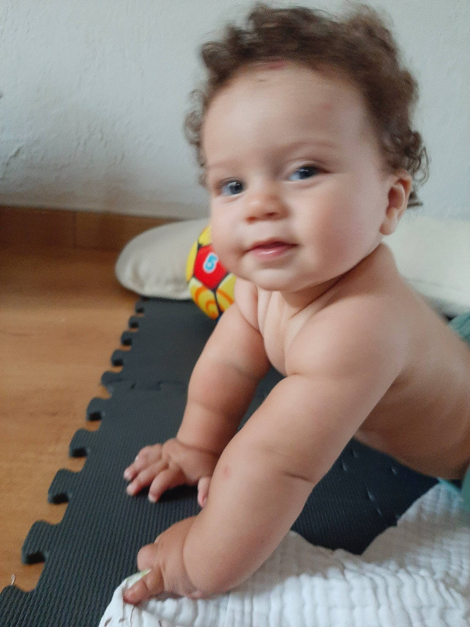 Warren a rejoint le concours — aidez-le/la à gagner de superbes lots ! arm, baby, cheek, child, eye, face, finger, hand, head, leg, lip, mouth, muscle, neck, nose, person, sitting, skin, thumb, toddler