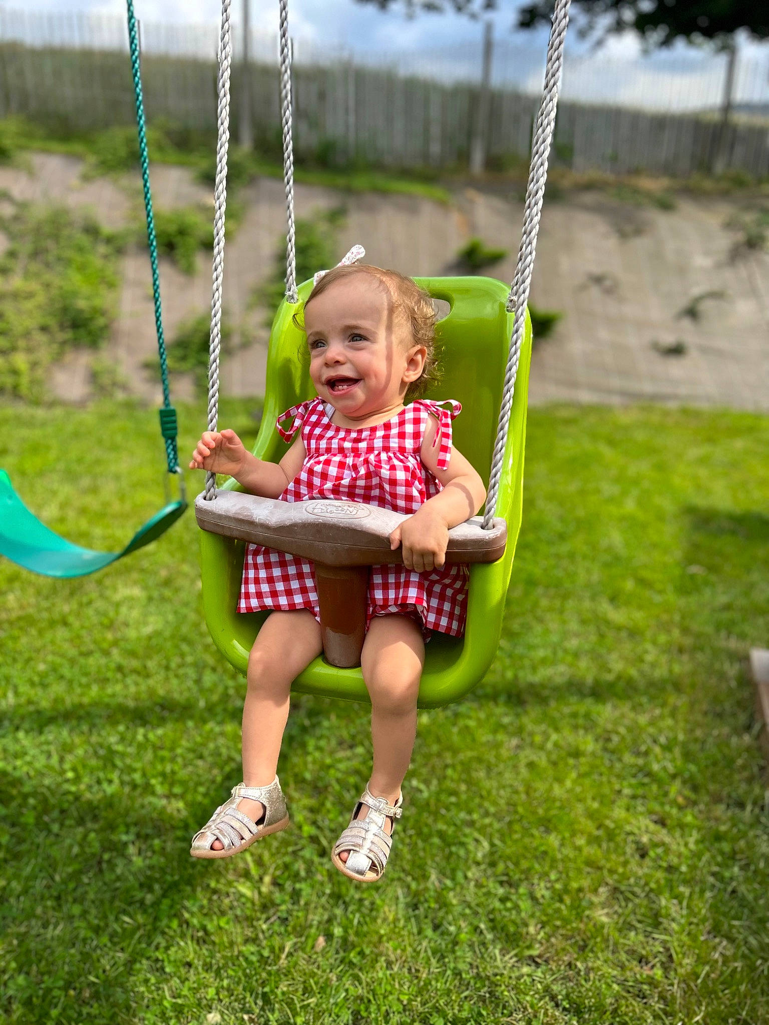 Héléna participe au concours pour gagner de l'argent avec cette photo : baby, child, city, facial_expression, fun, grass, happy, joy, leaf, leisure, people_in_nature, person, plant, playground, recreation, smile, summer, swing, toddler, tree