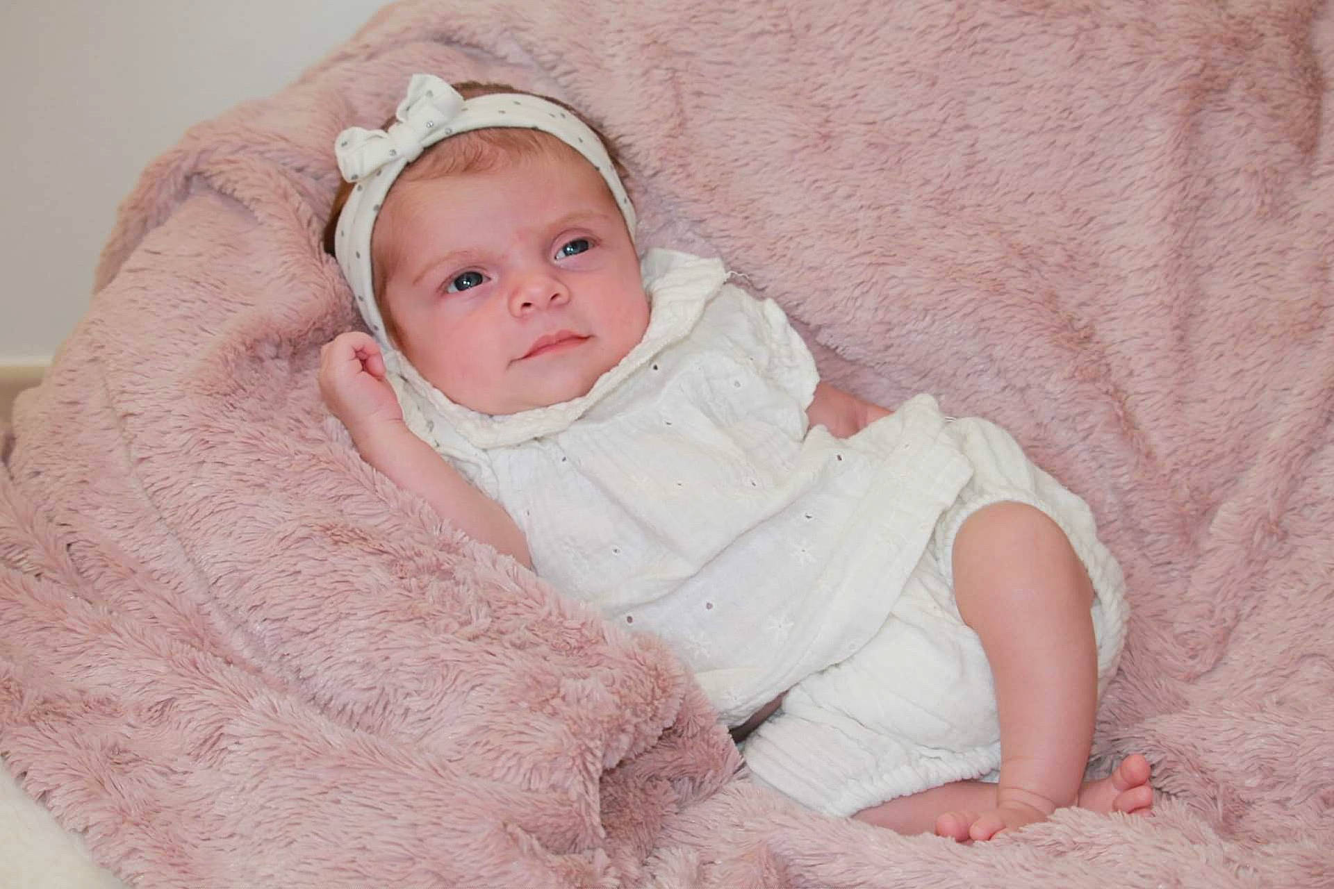 Héléna a rejoint le concours — aidez-le/la à gagner de superbes lots ! baby, baby_products, baby_toddler_clothing, cheek, child, comfort, embellishment, fashion_accessory, fur, hair_accessory, headwear, linens, lip, peach, person, pink, portrait_photography, sitting, skin, sleeve