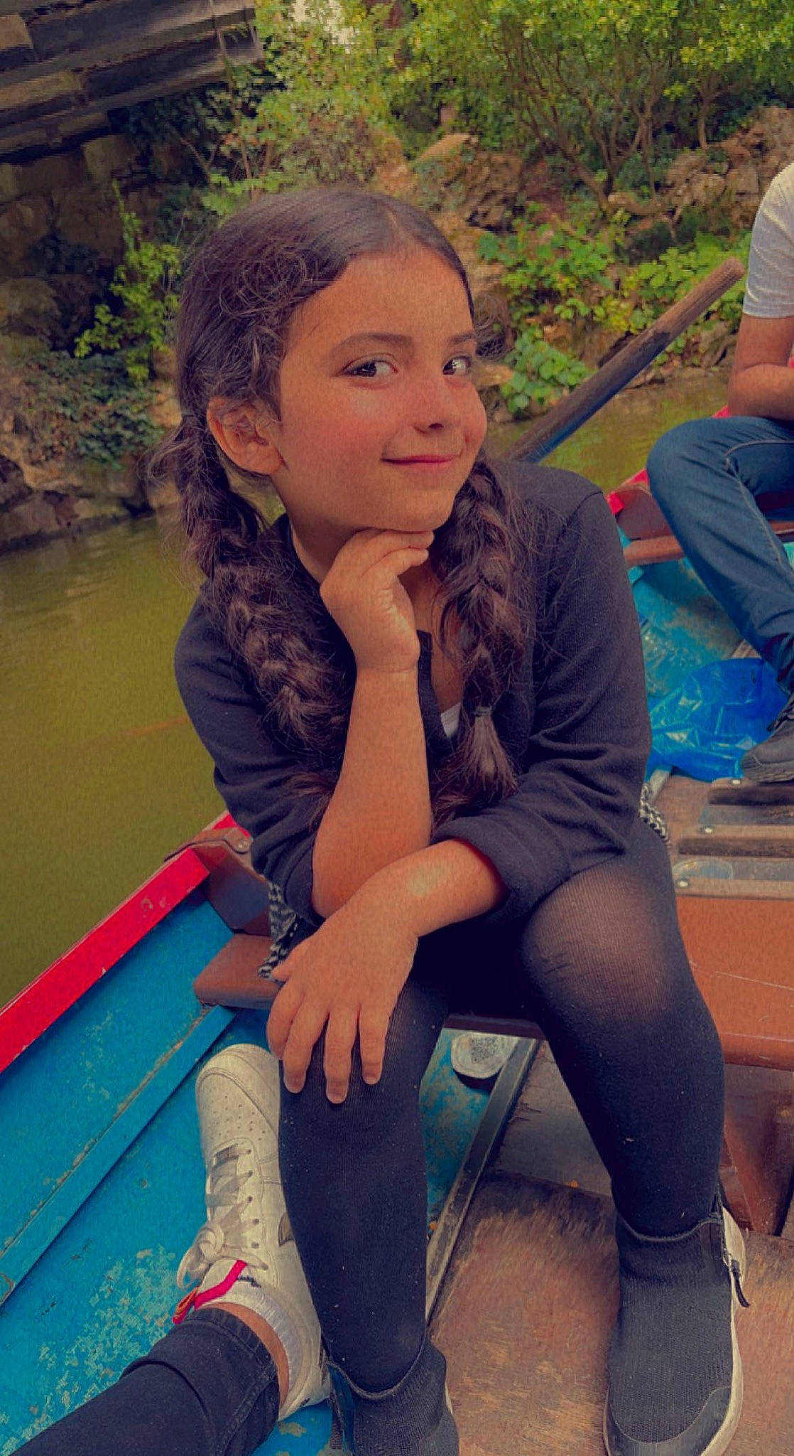 Niama a rejoint le concours — aidez-le/la à gagner de superbes lots ! black_hair, cool, electric_blue, facial_expression, friendship, fun, grass, hair, hairstyle, happy, joy, knee, leg, leisure, people_in_nature, person, shoe, sneakers, sportswear, street_fashion