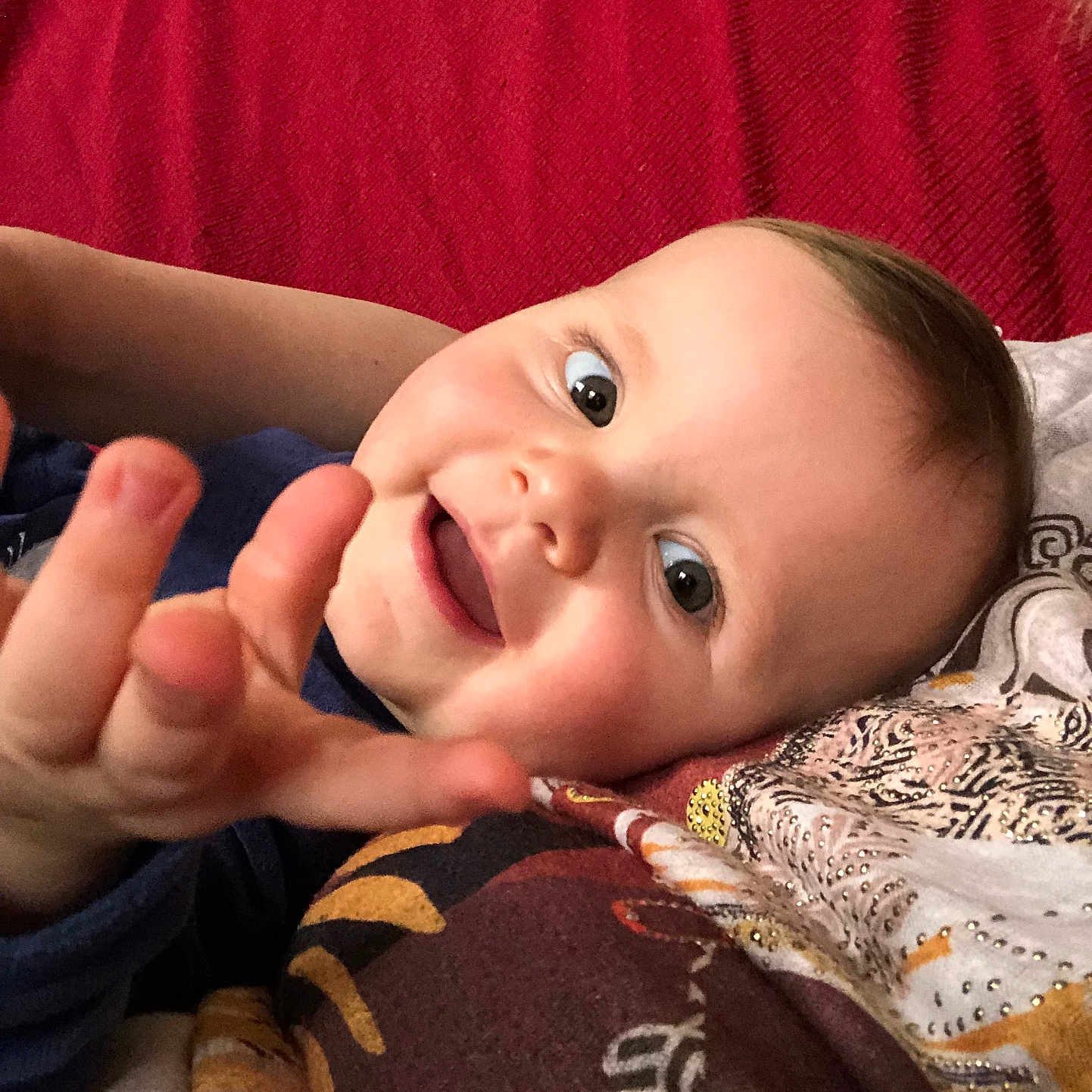 Raphael a rejoint le concours — aidez-le/la à gagner de superbes lots ! baby, bed, bedroom, blanket, bodypart, couch, cushion, face, finger, furniture, hand, happy, head, homedecor, laughing, person, photography, portrait, quilt, smile