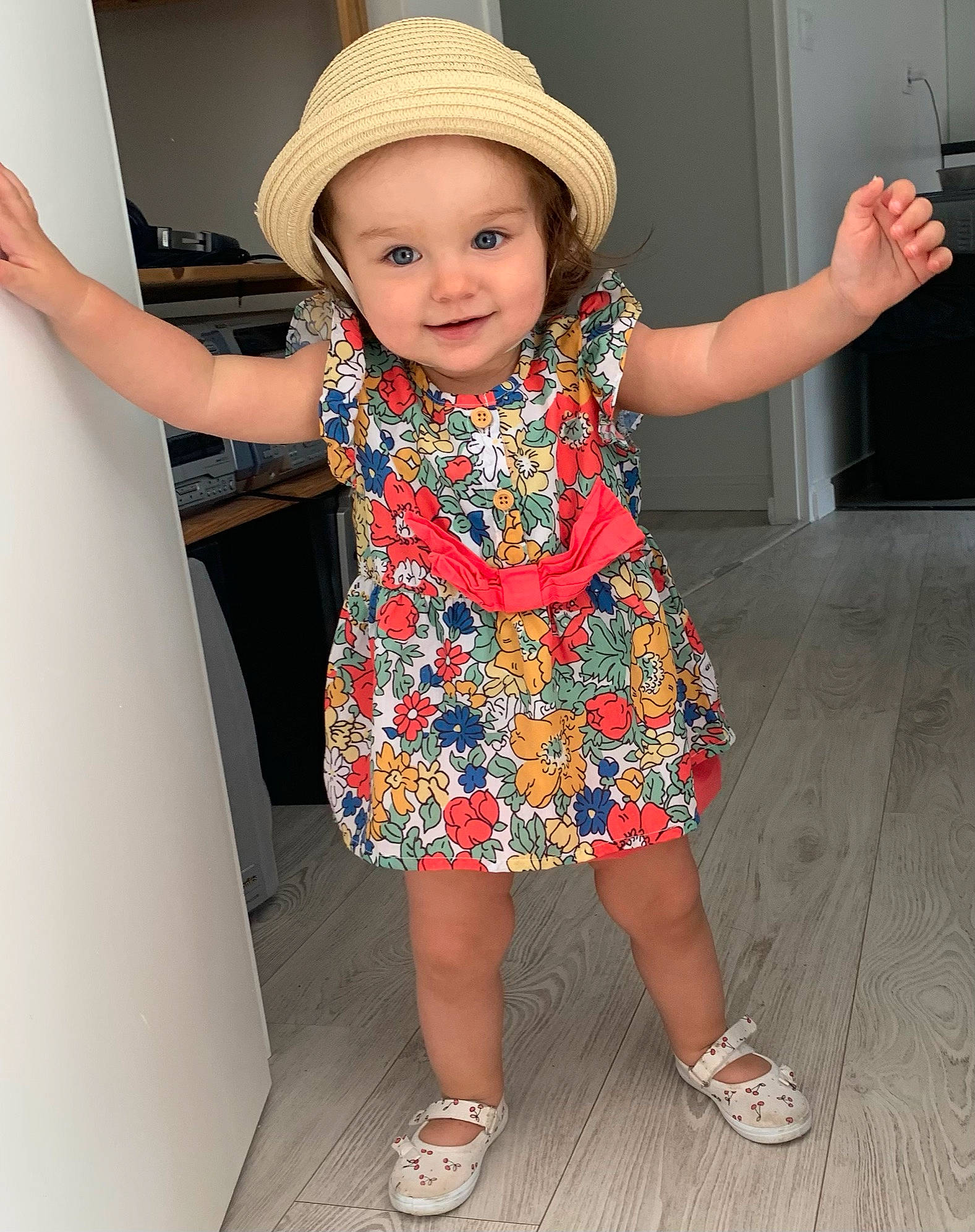 Heloïse participe au concours pour gagner de l'argent avec cette photo : baby_toddler_clothing, fashion, finger, gesture, happy, hat, headwear, joint, joy, leg, one_piece_garment, person, photograph, pink, purple, shoulder, skin, sleeve, smile, standing