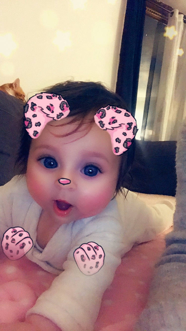 Clara participe au concours pour gagner de l'argent avec cette photo : cheek, child, eye, eyebrow, face, finger, forehead, girl, hair_accessory, head, headgear, human_hair_color, infant, lip, mouth, nose, person, pink, product, skin