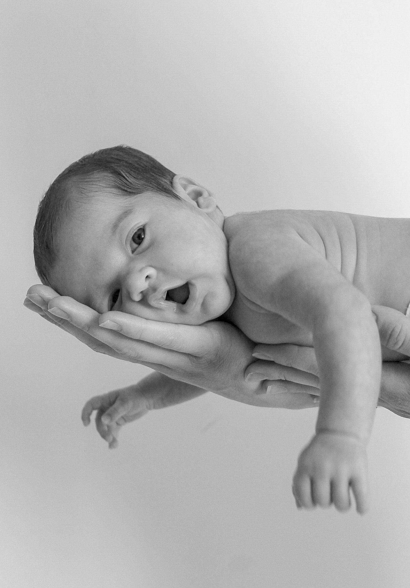 Louann participe au concours pour gagner de l'argent avec cette photo : arm, baby, cheek, comfort, eye, eyebrow, eyelash, face, finger, flash_photography, gesture, head, human, iris, jaw, lip, mouth, nose, person, skin