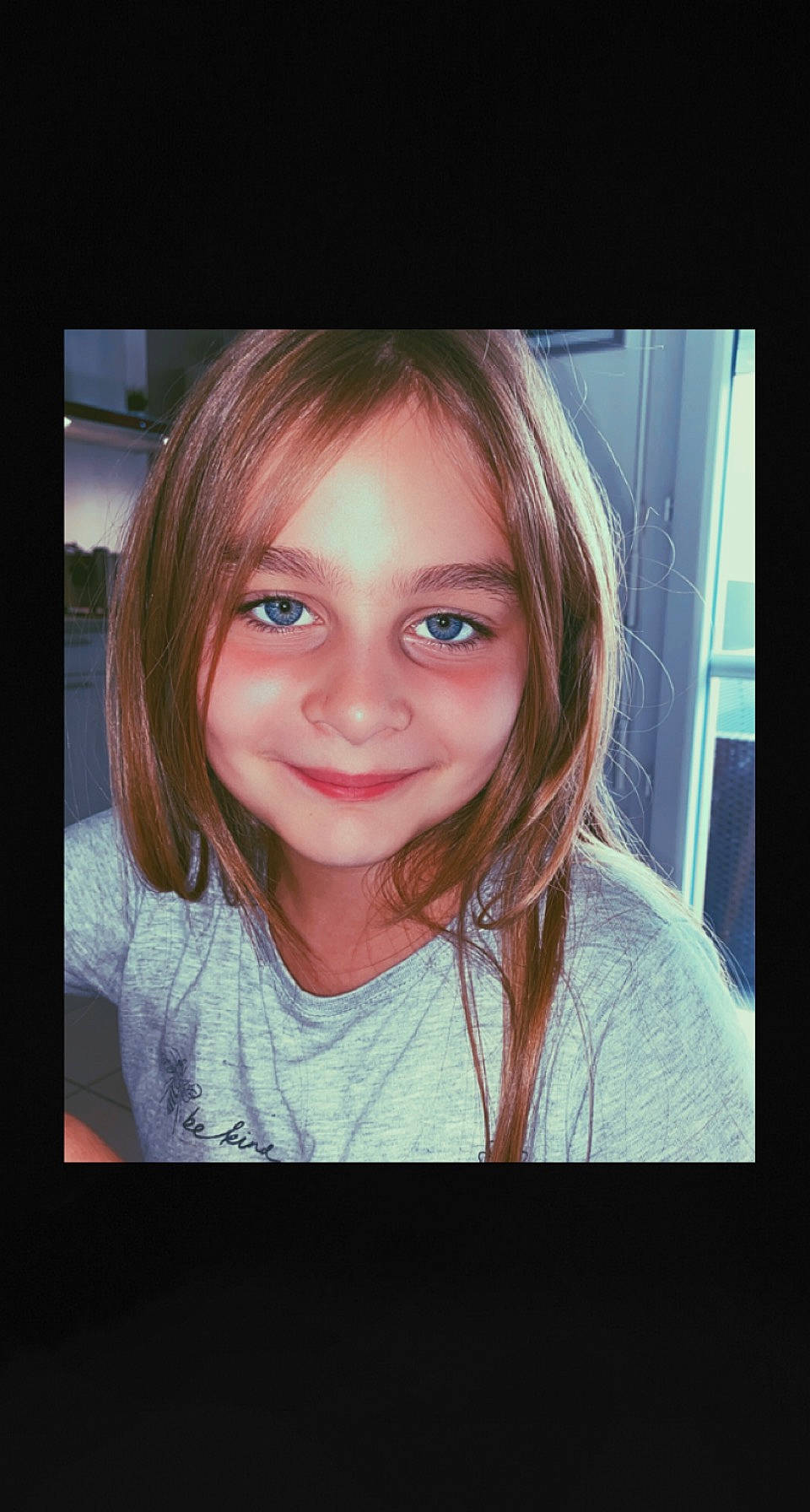 Zoé a rejoint le concours — aidez-le/la à gagner de superbes lots ! bangs, brown_hair, cheek, chin, display_device, eyebrow, eyelash, flash_photography, flat_panel_display, happy, iris, jaw, joy, layered_hair, lip, long_hair, multimedia, nose, person, smile