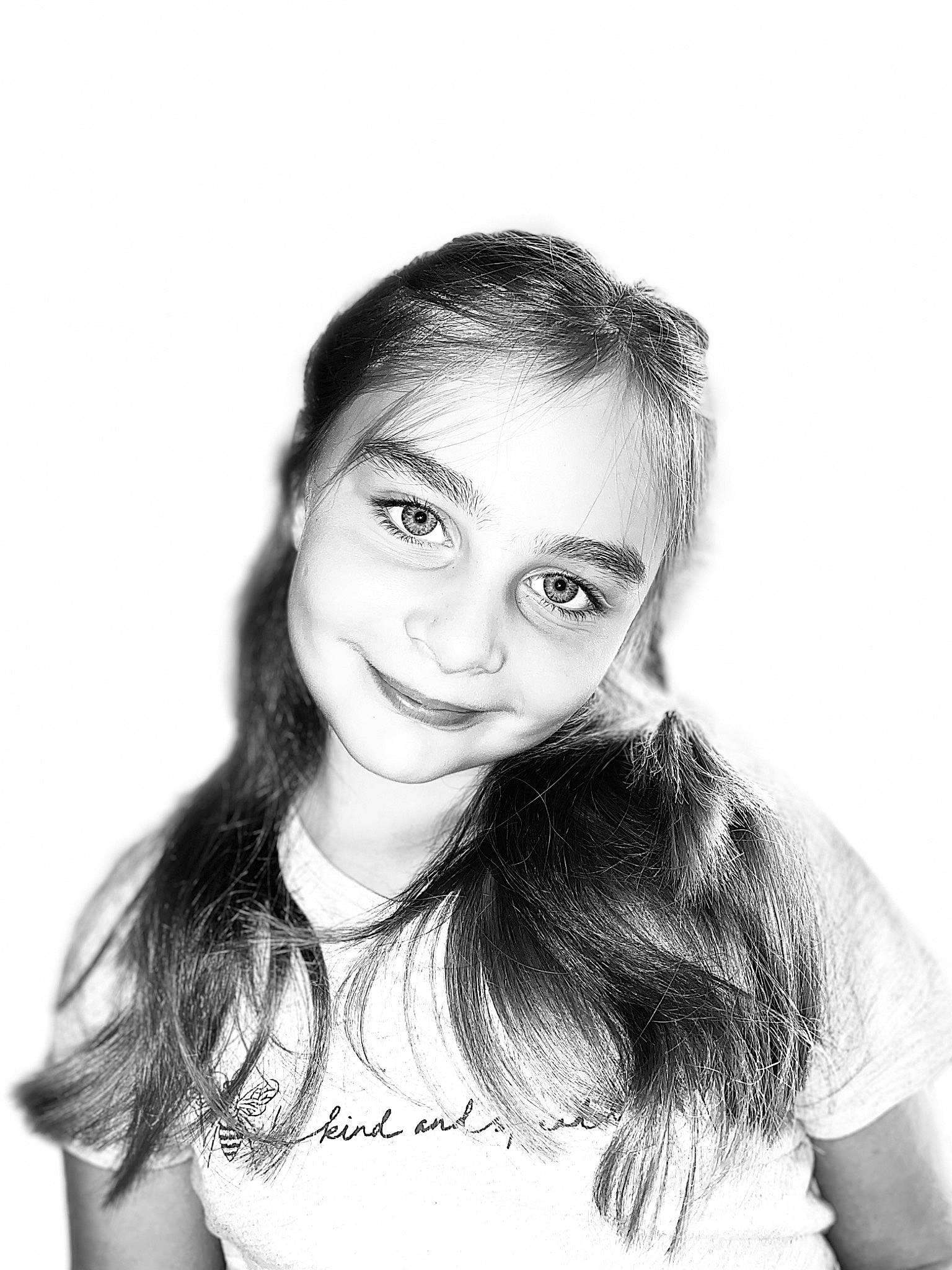 Zoé a rejoint le concours — aidez-le/la à gagner de superbes lots ! black_and_white, black_hair, chin, clothing, eye, eyebrow, eyelash, flash_photography, gesture, happy, iris, jaw, joy, lip, neck, nose, person, shoulder, skin, smile