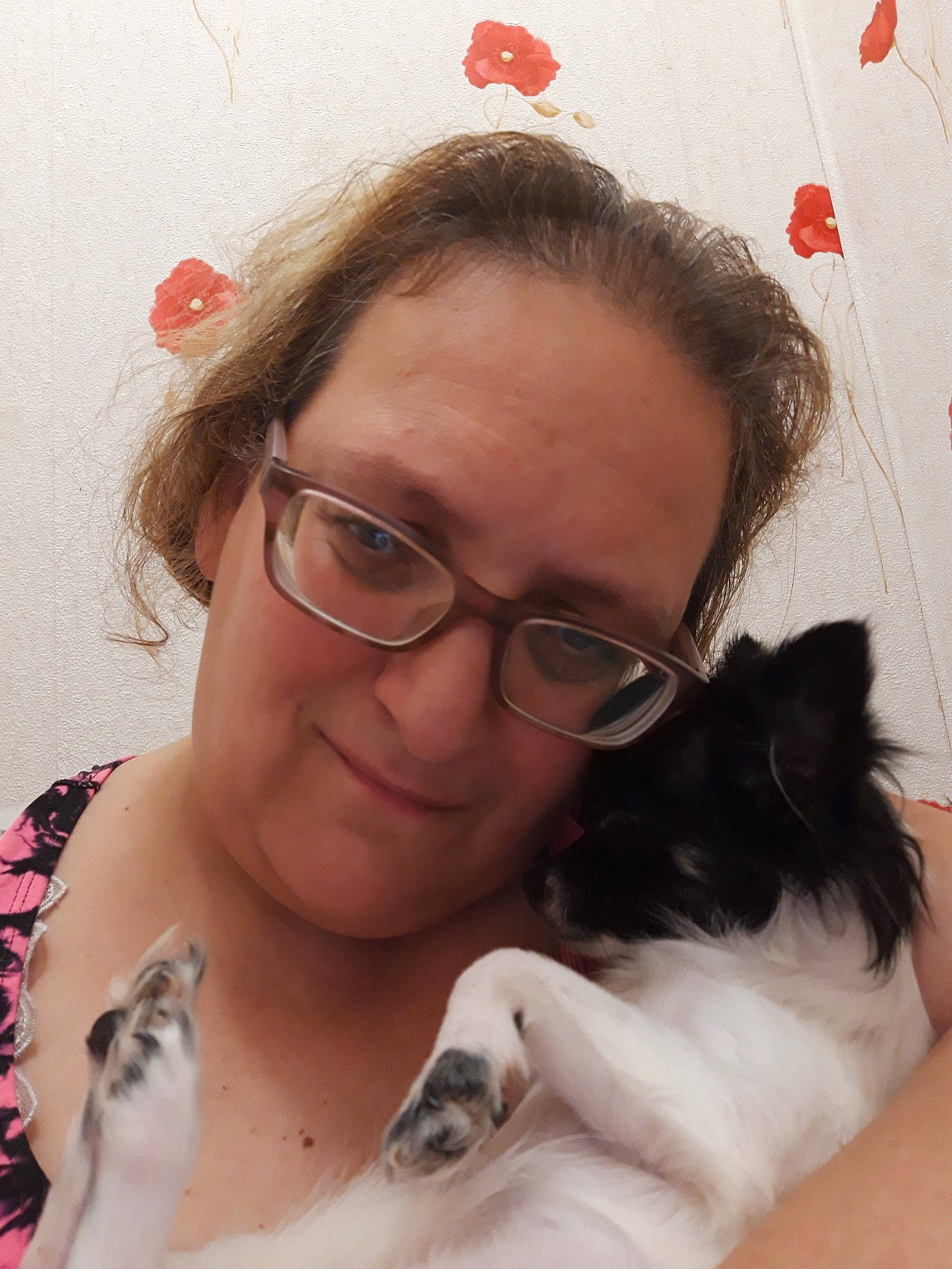 Laika participe au concours pour gagner de l'argent avec cette photo : brown_hair, carnivoran, dog, dog_like_mammal, ear, eyewear, girl, glasses, hair, human_hair_color, lip, neck, nose, person, skin, vision_care