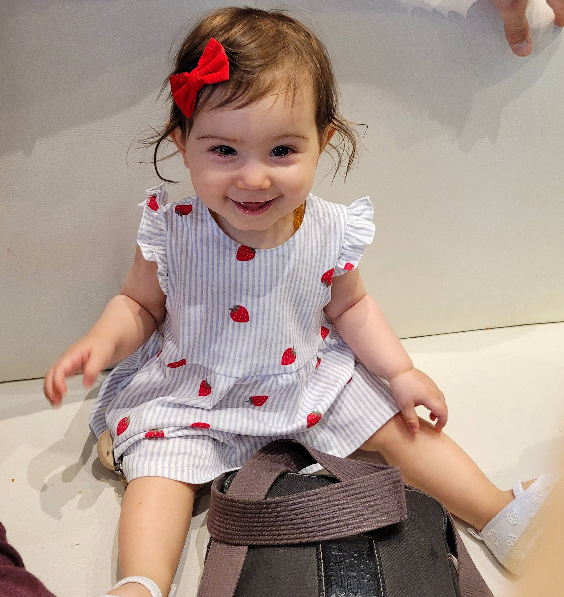 Chloé a rejoint le concours — aidez-le/la à gagner de superbes lots ! baby_toddler_clothing, collar, dress, dress_shirt, face, hair, hairstyle, happy, head, joy, knee, leg, lip, neck, person, skin, sleeve, smile, thigh, toddler