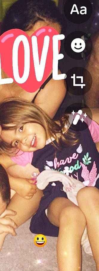 Saranaya participe au concours pour gagner de l'argent avec cette photo : black_hair, cheek, child, finger, fun, happy, joy, leg, magazine, person, photo_caption, selfie, smile, thigh, thumb, toddler