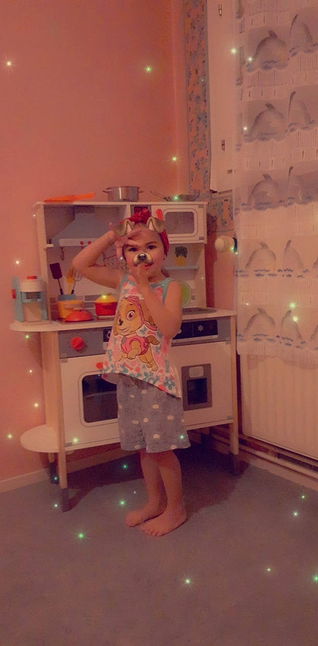 Saranaya participe au concours pour gagner de l'argent avec cette photo : child, headwear, person, pink, room, toy