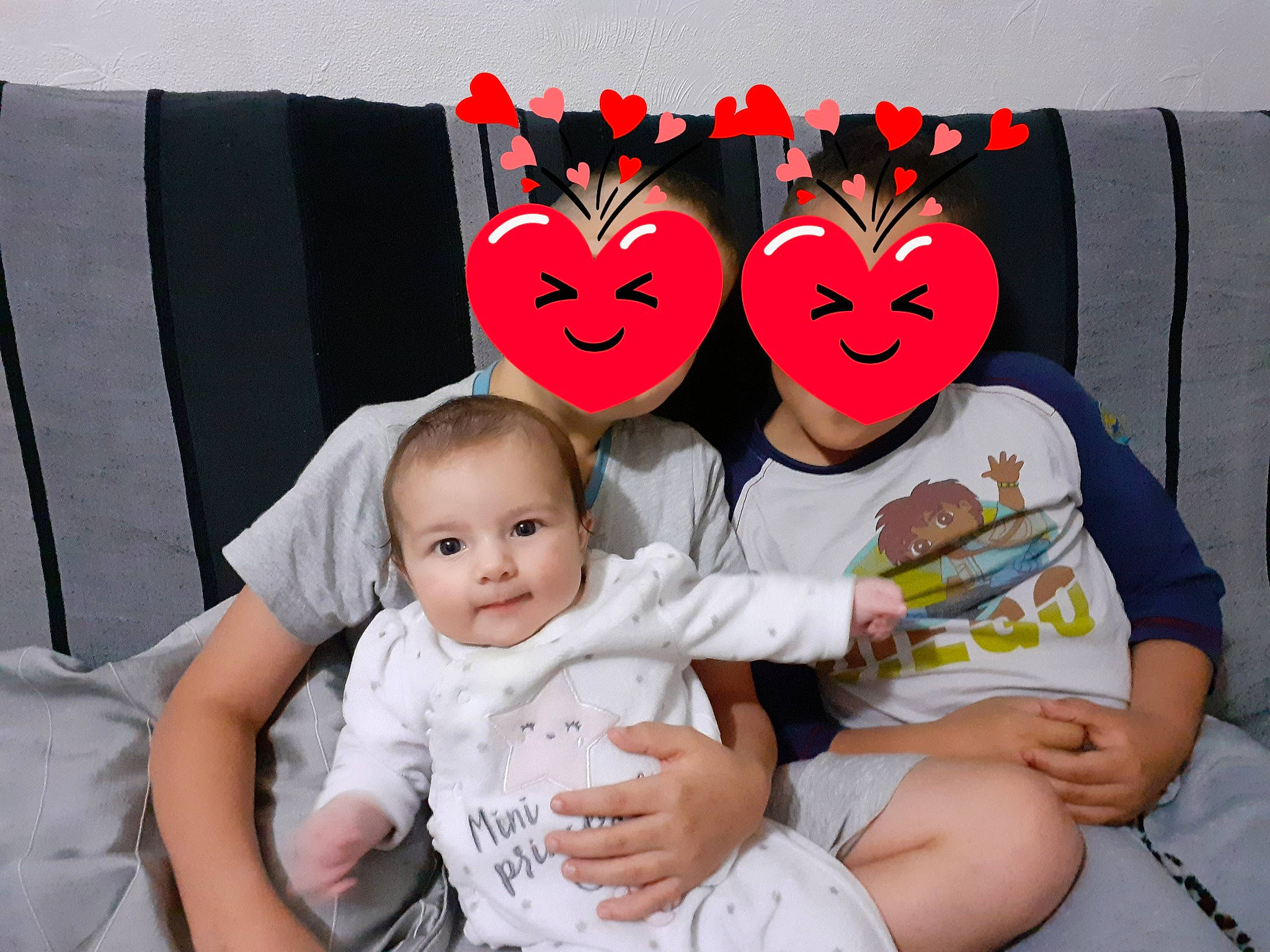 Thaïssia a rejoint le concours — aidez-le/la à gagner de superbes lots ! baby, child, cushion, furniture, holiday, person, pillow, toddler