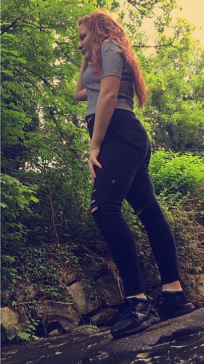 Lily-rose participe au concours pour gagner de l'argent avec cette photo : beauty, blond, clothing, fashion, footwear, forest, hair, jeans, leg, leggings, long_hair, model, nature, person, photo_shoot, photography, shoulder, sportswear, standing, tree