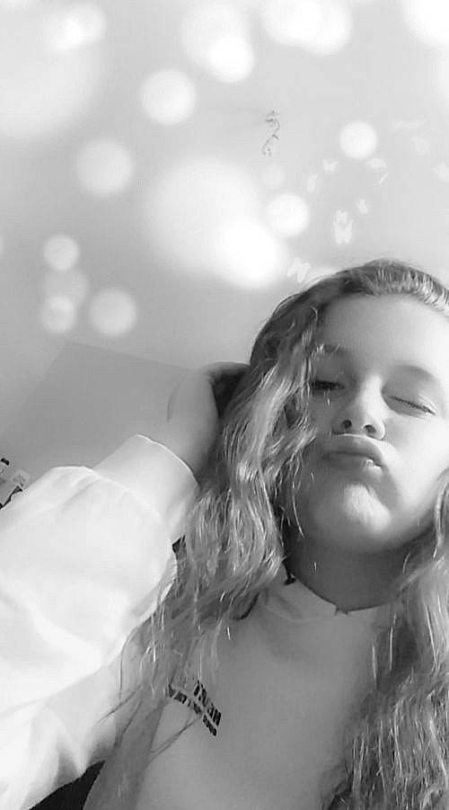 Lily-rose participe au concours pour gagner de l'argent avec cette photo : beauty, black, black_and_white, blond, eye, eyebrow, face, hair, head, lip, long_hair, monochrome, monochrome_photography, nose, person, photograph, photography, shoulder, skin, smile