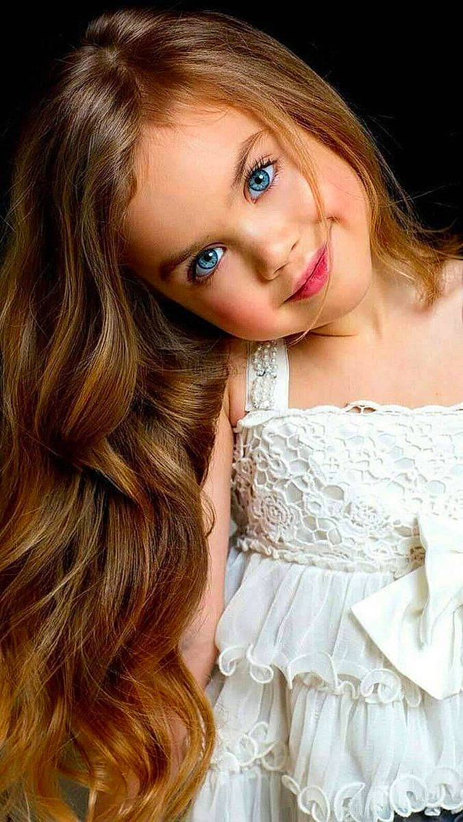 Britney a rejoint le concours — aidez-le/la à gagner de superbes lots ! black_hair, chin, eye, eyebrow, eyelash, flash_photography, hair, happy, iris, joy, layered_hair, lip, long_hair, makeover, neck, organ, outerwear, person, shoulder, skin