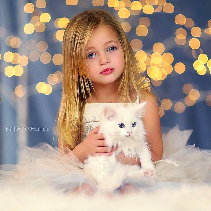 Britney participe au concours pour gagner de l'argent avec cette photo : arm, carnivore, cat, dress, eye, eyelash, facial_expression, fashion_design, fawn, hair, hairstyle, happy, head, human_body, iris, long_hair, person, pink, skin, sleeve